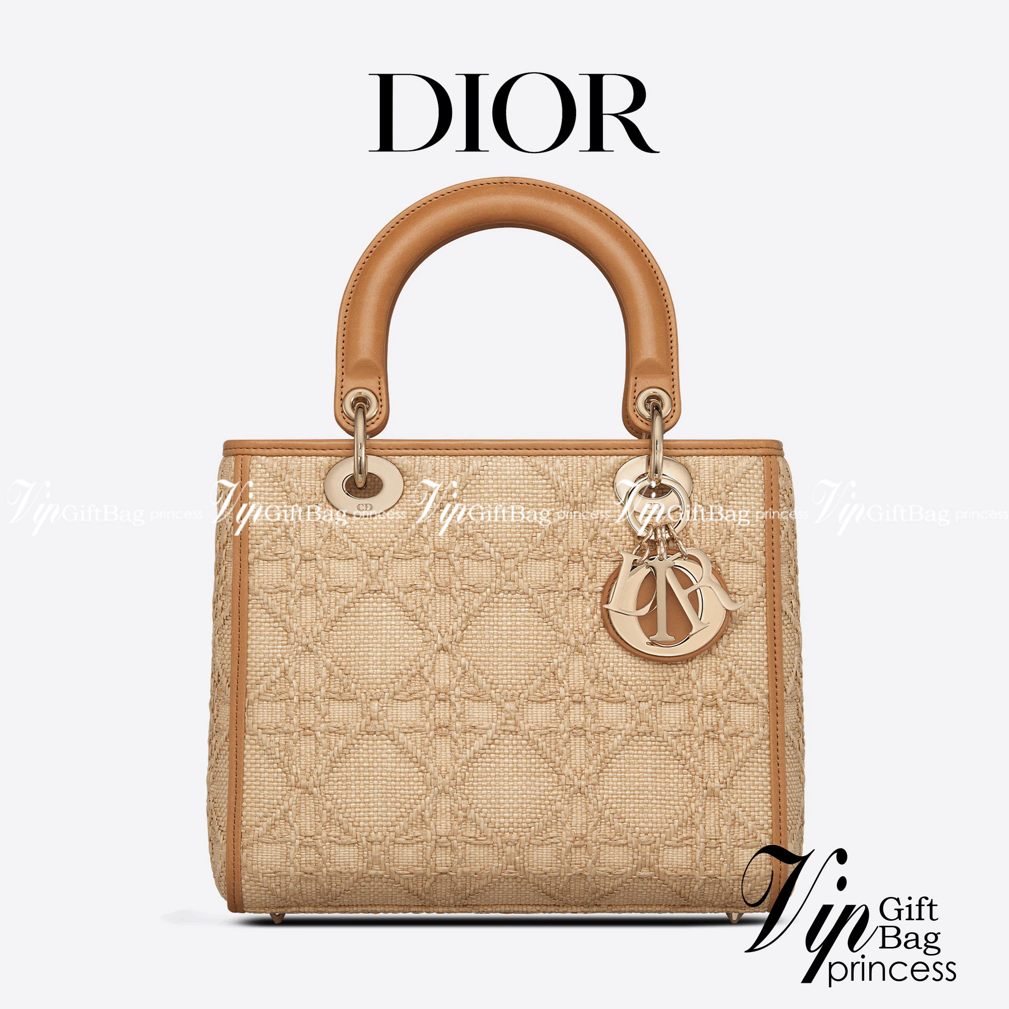 ORI 】DIOR Medium Lady Dior Bag Natural Cannage Raffia พร้อมส่งที่ไทย ภาพสินค้าถ่ายจากงานขายจริง ใช้งานต่างประเทศได้ เอกลักษณ์ของความหรู เรียบหรูมีสไตล์เหนือกาลเวลา รังสรรค์ขึ้นจากต้นปาล์มชนิดหนึ่งตามธรรมชาติ ประดับด้วยลวดลาย Cannage อันเป็นเอกลักษณ์ โดดเด