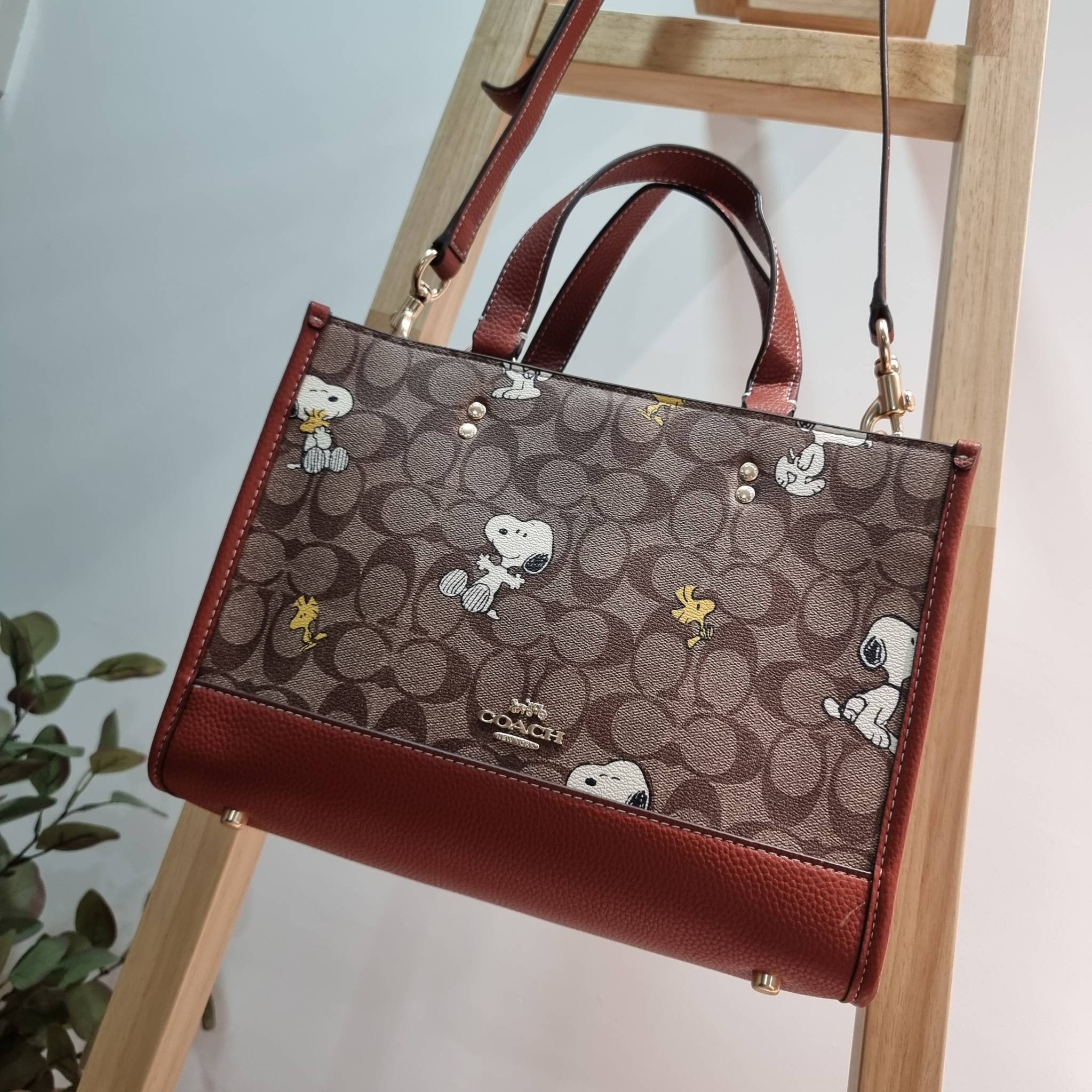 Coach X Peanuts Dempsey Carryall In Signature Canvas With Snoopy Woodstock Print CE862 คอลเลคชั่นใหม่ น่ารักเกินต้านไปมาก!! กับกระเป๋าทรงโท้ท ไซส์ใหญ่ ดีไซน์ลวดลายการ์ตูนยอดฮิต ที่ใครๆก็ต้องรู้จัก พิมพ์คมชัดลงบนหนังแคนวาส ตัดสลับด้วยหนัง pepble เพิ่มดีเทล