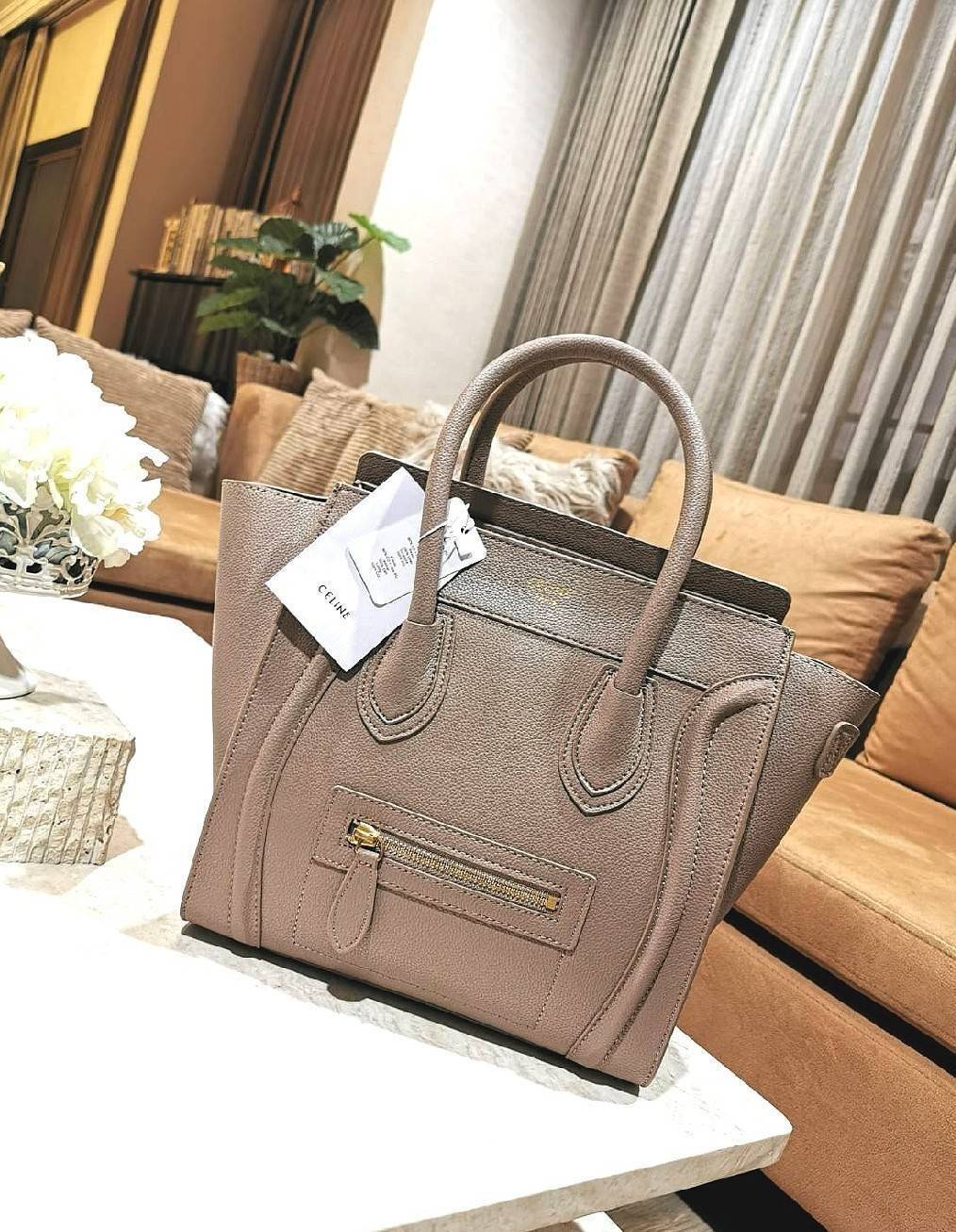 CELINE HANDLE BAG VIP GIFT WITH PURCHASE (GWP) พรีเมี่ยมกิ๊ฟรุ่นใหม่ Limited Edition จาก CELINE HAUTE PARFUME DUTYFREE COUNTER หนังแท้ Calf Skin Leather มาในดีไซน์สุดหรูยอดนิยมหนังนิ่มหอมขึ้นเทคเจอร์สวยอยู่ทรง เปิดปิดด้วยซิปสะดวกใช้ ด้านหน้ามีโลโก้แบรนด์ 