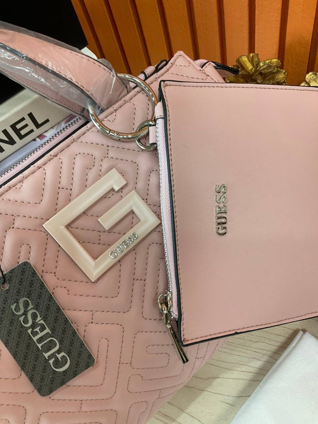 ของแท้ 💯% 】Guess Women’s Crossbody Bag กระเป๋าสะพายข้าง มาพร้อมกระเป๋าใบเล็ก ถอดออกแยกใช้งานได้ วัสดุ Pu หนังนิ่ม จับนุ่มมือมากๆ ด้านหน้าประดับโลโก้แบรนด์ กระเป๋ามีดีเทลเย็บลาย G