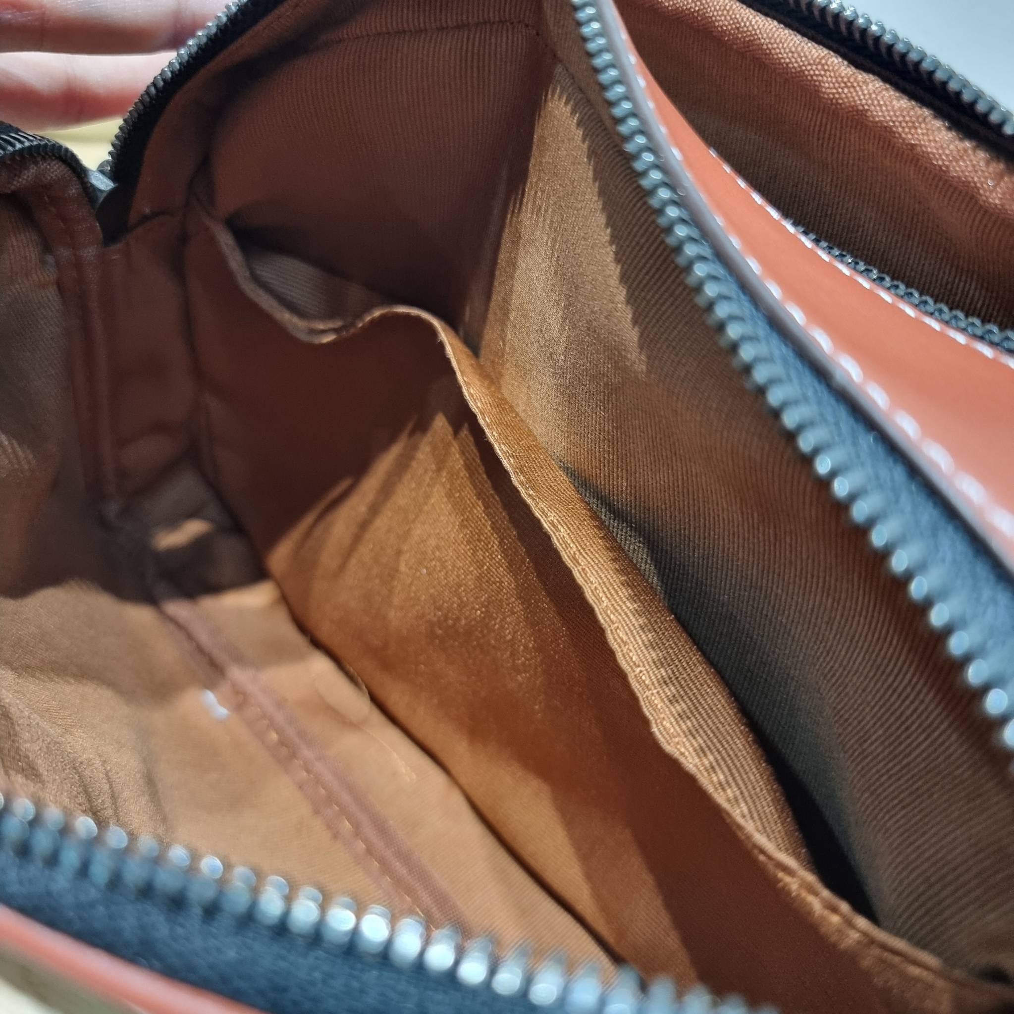 Coach X Peanuts Graham Crossbody In Signature Canvas With Patches CE746 กระเป๋าครอสบอดี้ทรงยอดฮิต กับคอลเลคชั่นใหม่ เฉลิมฉลองเทศกาลคริสต์มาส รุ่นนี้สามารถใช้ยูนิเซ็กส์ สาวๆหนุ่มๆได้หมด น่ารักน่าใช้เกิน!! รูปทรงดีไซน์คลาสสิค สีสันโดดเด่นสดใส ใช้งานสะดวก วั