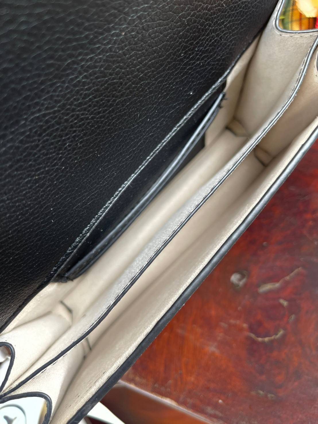 Tory burch miller mini bag หนึ่งในแบรนด์เนมยอดฮิตระดับโลกที่สายแฟชั่นตัวจริงต้องมีสักใบในตู้ เพราะเป็นแบรนด์ที่เหล่าบรรดาเซเลปและดาราใช้กันเยอะมาก รุ่นก็เป็นอีกหนึ่งใบที่คุ้มค่าคุ้มราคามากค่ะ ด้วยดีไซน์กึ่งทางการ กึ่งลำลอง จึงใช้งานได้หลายโอกาส แม้จะมีขนา