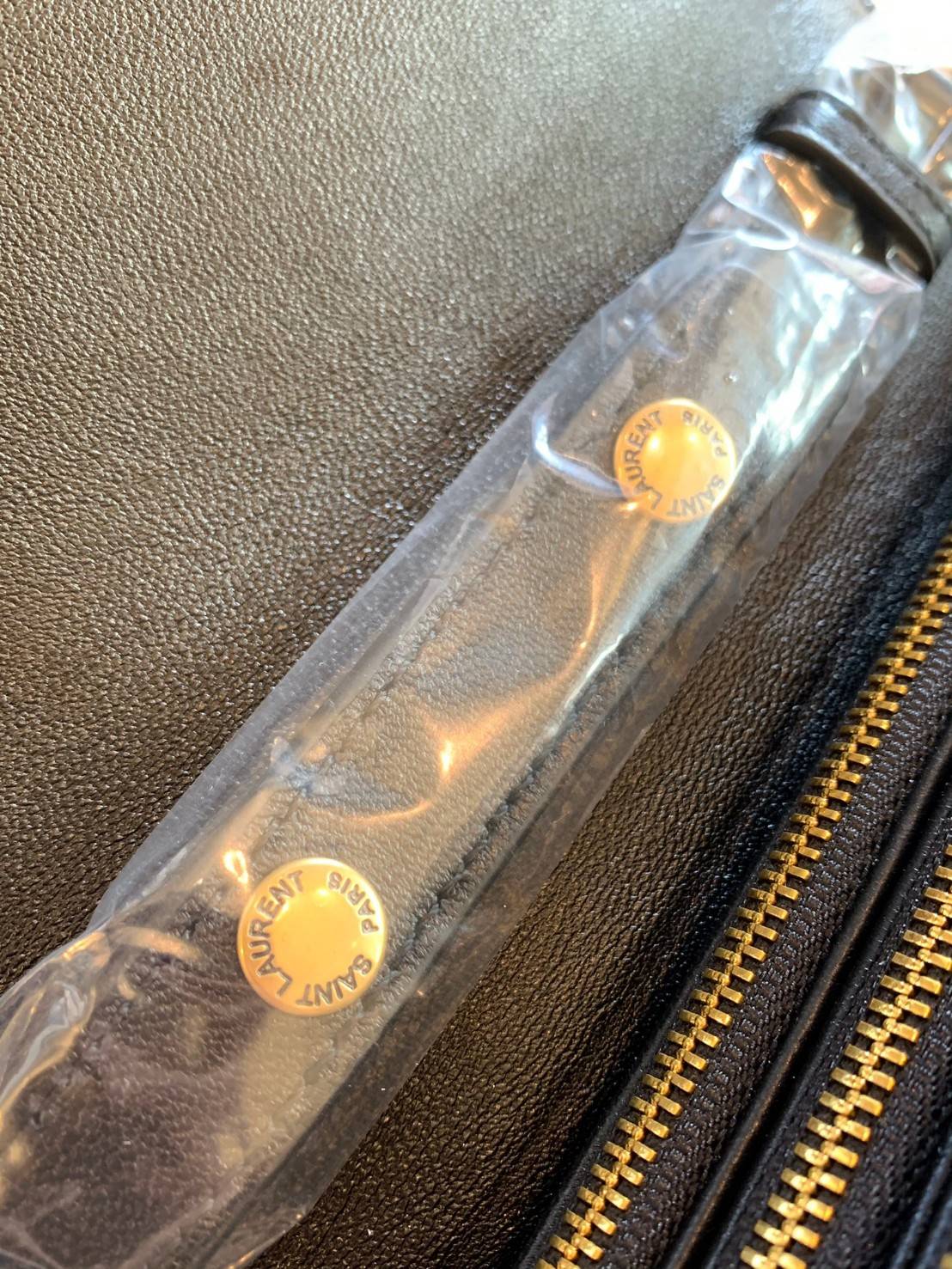 Yves Saint Laurent Shoulder Bag//Clutch Bag พร้อมส่งที่ไทย ทันใช้สงกรานต์นี้กันค่าา! กระเป๋าสะพายข้าง หรือสามารถทบสายเป็นสายคู่เป็นแบบคล้องไหล่ได้และสามารถถอดสายออกถือแบบคลัทออกงานก็ยิ่งสวยโดดเด่นมากๆเลยค่ะ หนังแท้อย่างดี หนังนิ่มน่าใช้ หลงไหลน้องแน่นอนค่