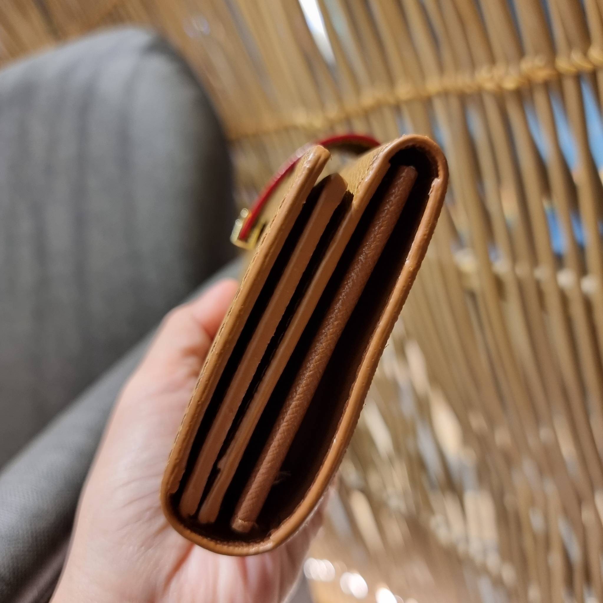 VIP 】ได้เวลาเปลี่ยนกระเป๋าสตางค์รับทรัพย์กันแล้ว!! LV vip wallet กระเป๋าสตางค์พรีเมี่ยมกิ๊ฟ เป็นไอเท็มหายาก ที่สาวๆต้องว้าว!! ใบยาวขนาดกำลังเหมาะมือ ถือแล้วขับผิวทุกสี วัสดุหนังแคนวาส ทนทาน เปิด-ปิดด้วยกระดุม ภายในมีช่องใส่บัตรเยอะมาก แบ่งสัดส่วนสวย ใส่ธน