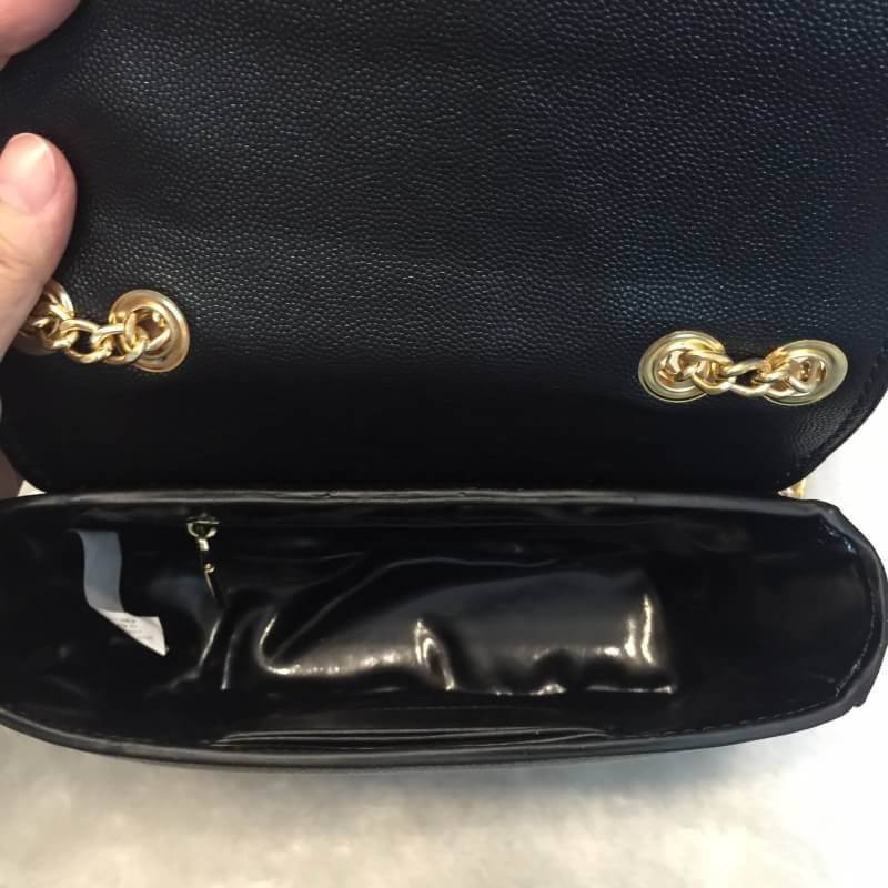 New! 2018 CHARLES & KEITH PUSH-LOCK CHAIN SLING BAG กระเป๋าสะพายโซ่ ทรงสวยสไตล์คุณหนู หนังpuลายคาเวียร์ ทรงแข็ง ฝาเปิด-ปิดด้วยตัวล็อคปั๊มโลโก้ ภายในมีช่องซิปเล็ก 1 ช่อง และช่องใส่บัตร สามารถใส่ iphone+ และของจุกจิกเพิ่มเติมได้ ด้านหลังมีช่องเล็ก 1 ช่อง สะ