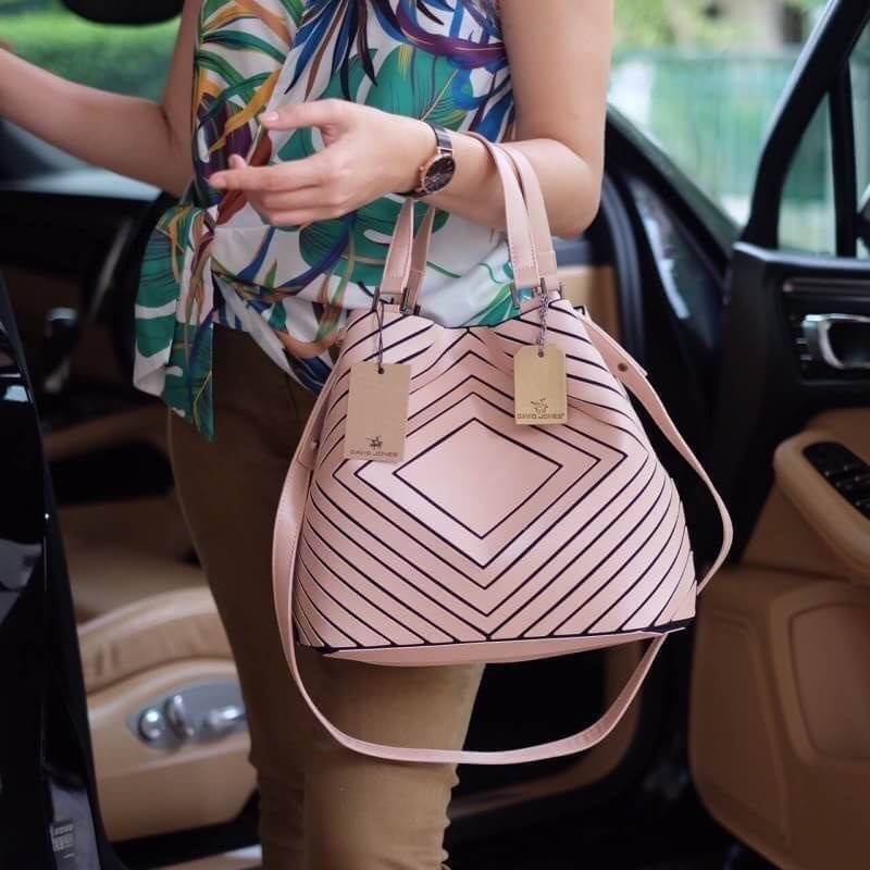 รุ่นขายดี Square shape ลาย Limited edition หายาก สวย modern มากค่า 👍ปรับทรงได้ 2 แบบ น่ารักมาก สี Rose morning สวยเข้ากับชุดง่ายมาก 💥💥น้ำหนักเบาเพียงแค่ 3.5 ขีดเท่านั้น !!!! รอบนี้ มาพร้อม Bunny 🐰 DV ขนฟู เพิ่มความน่าร้ากกก