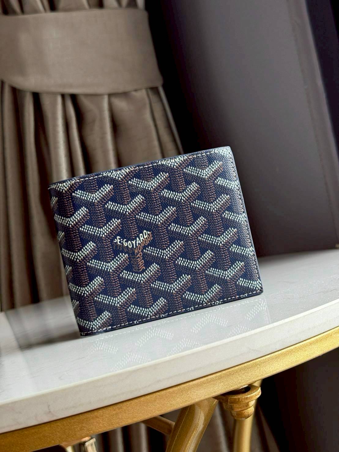 ORI หนังแท้ | Goyard Victoire Wallet กระเป๋าสตางค์ Victoire ขนาดกะทัดรัดและเหมาะสําหรับการจัดสำหรับการ์ดและธนบัตร ลวดลายสุดคลาสสิคของกระเป๋าเป็นเอกลักษณ์ที่ทุกคนจดจำได้