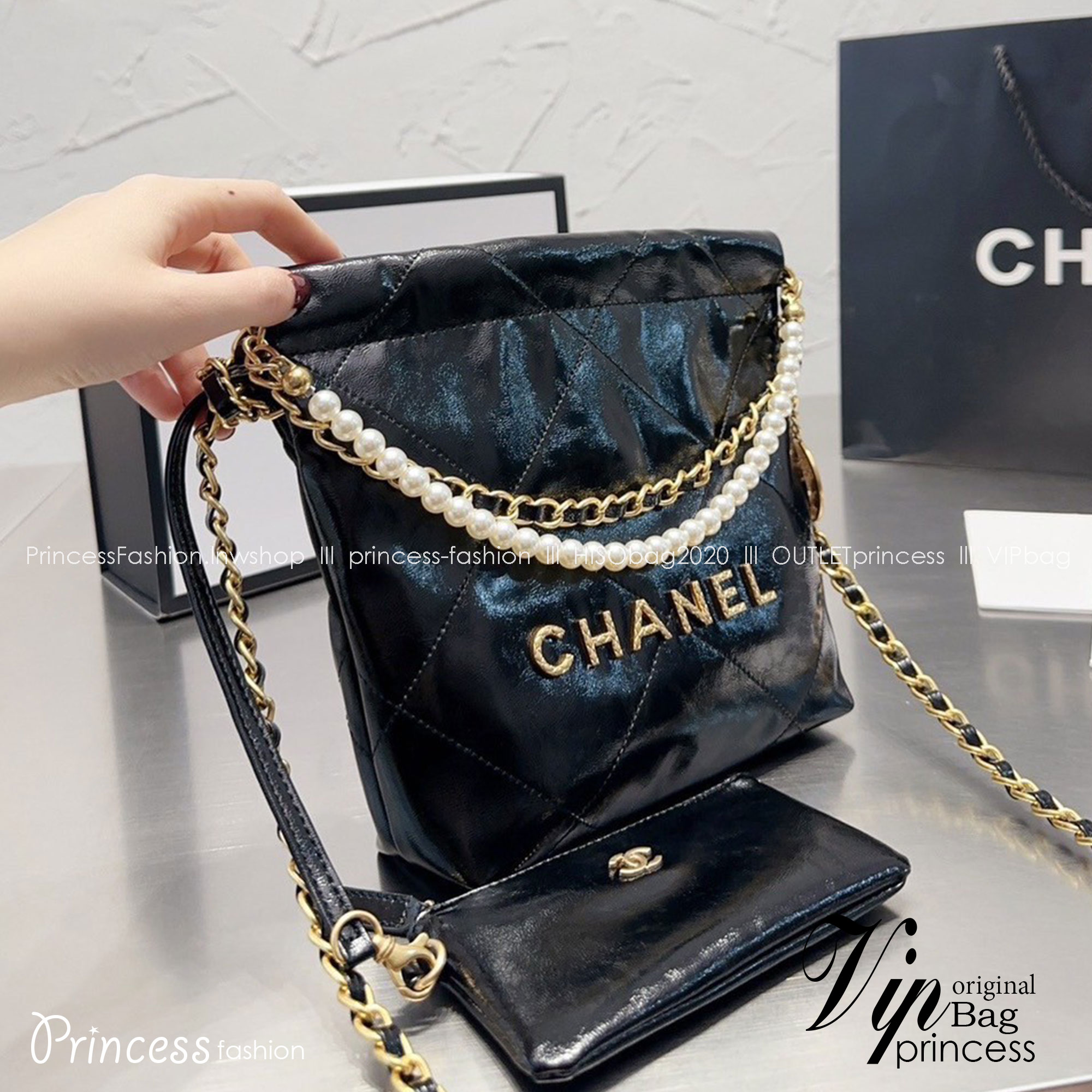 Chanel 22 mini bag with pearls 8" / Chanel Bag พร้อมส่ง กระเป๋าสะพาย สายโซ่อะไหล่ทองพร้อมสายมุกสวยหรู ทรงยอดฮิตในปี 2023 หิ้วหรือคล้องไหล่ได้ มาพร้อมกล่อง อปก ครบเซ็ท รอบนี้จัดราคาพิเศษสุดคุ้มค่ะ ใช้งานต่างประเทศได้ ภาพถ่ายจากงานขายจริง