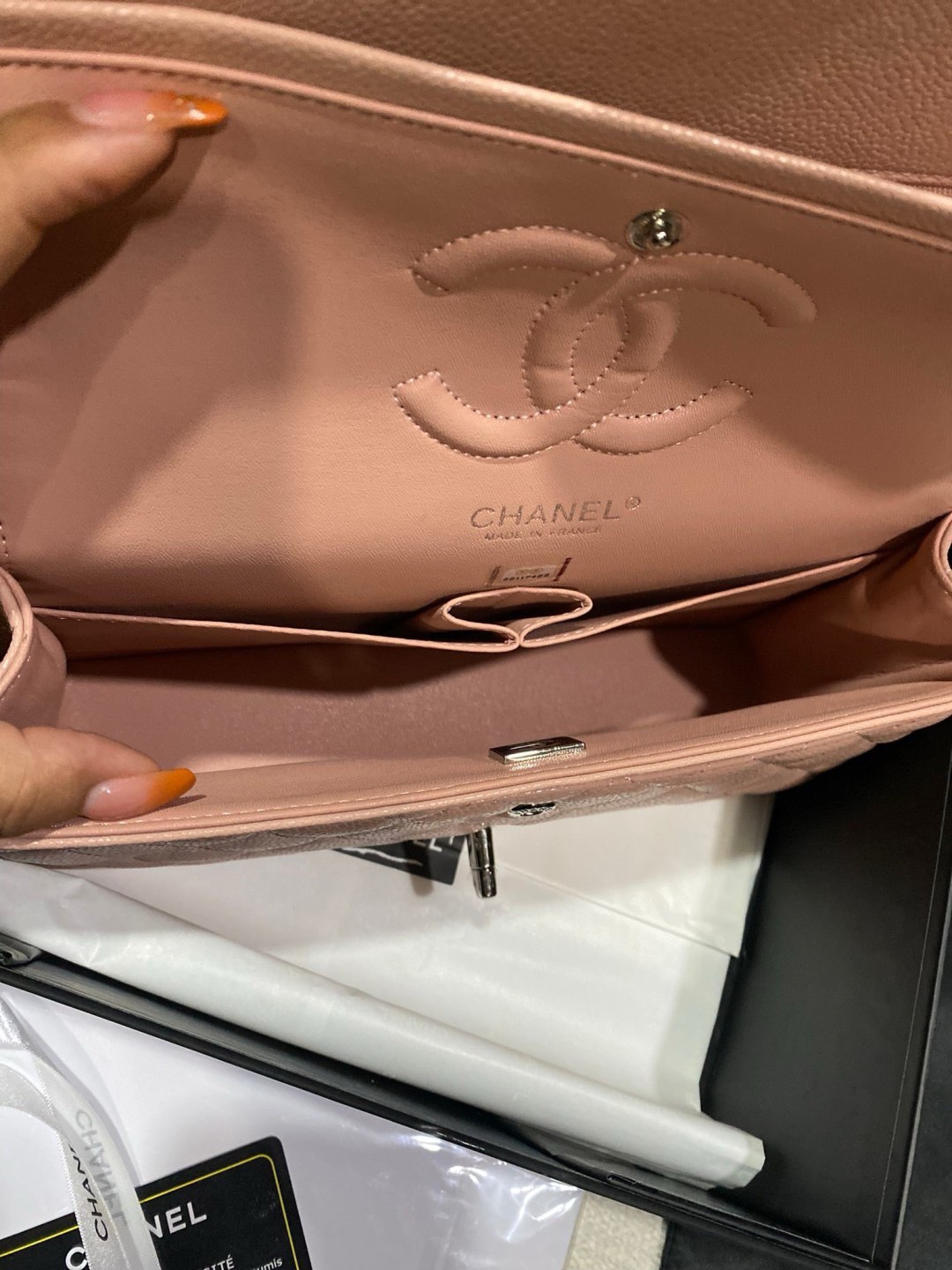 CHANEL Classic Medium Flap Bag กระเป๋าสะพายคลาสสิกรุ่นยอดนิยมตลอดกาล ดีไซน์เรียบหรูหราขับผิว งานหนังแท้สวยมาก มีอะไหล่เงินและทอง สุดยอดเดอะเบสท์ไอเท็ม