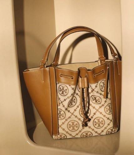 TORY BURCH MCGRAW DRAGONFLY IN MONOGRAM JACQUARD กระเป๋าลายโมโนแกรมยอดฮิต ที่มาในรูปทรงดีไซน์ใหญ่ สวยเก๋ ไม่เหมือนใคร ไม่มีซ้ำ!!