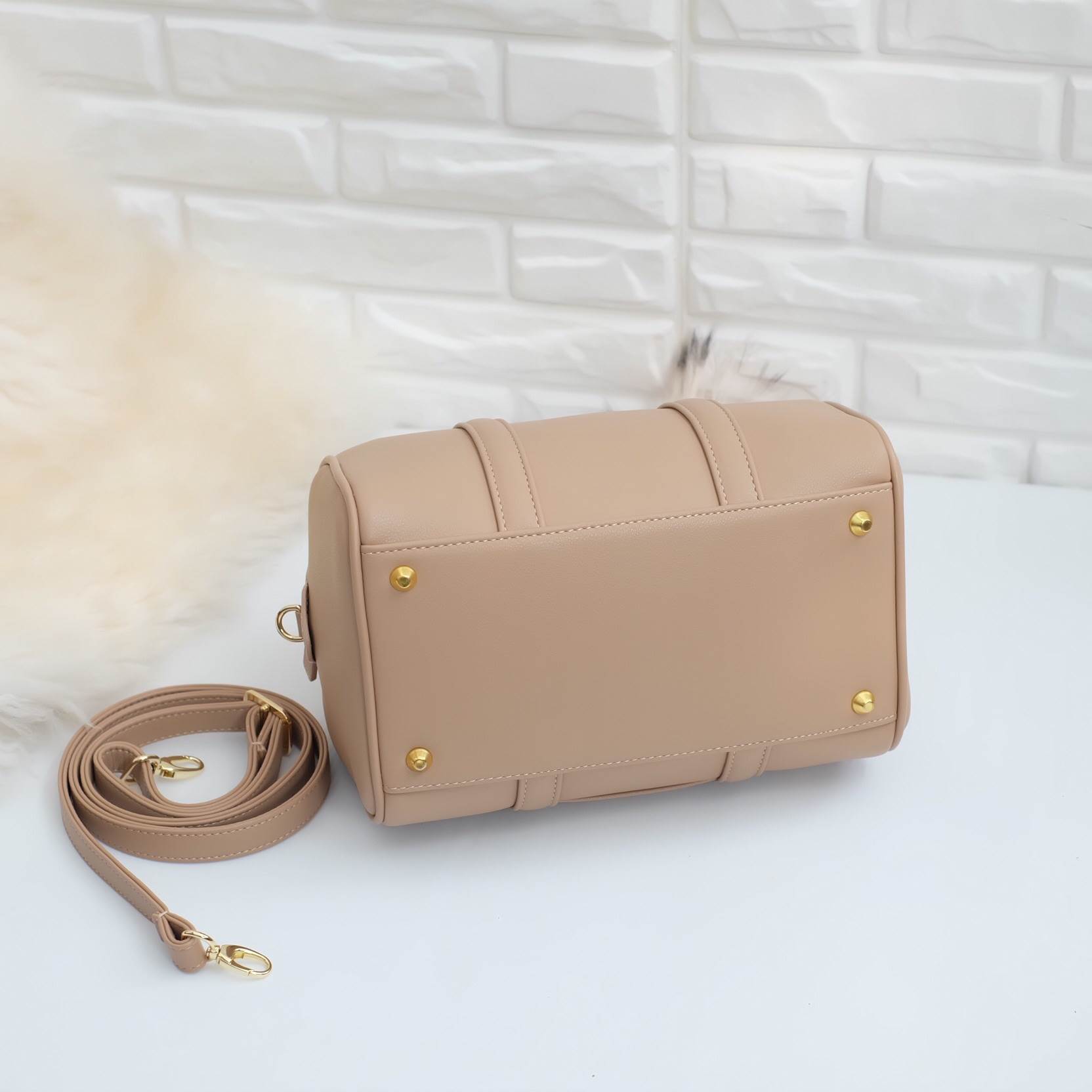 รุ่นขายดีที่สุด !! สีใหม่มาเพิ่มค่า 😘🙏🏻 👜ดีเทลกระเป๋า 🌵สินค้าขายดี ขนาด มินิ สวยมากคะ >> รุ่น KEEP leather Pillow bag สวย น่ารัก ขนาดตอบทุกโจทย์การใช้งาน เห็นแล้ว หลงรักเลยคะ ตัวกระเป๋าขนาดกำลังดี จุของคุ้ม หน