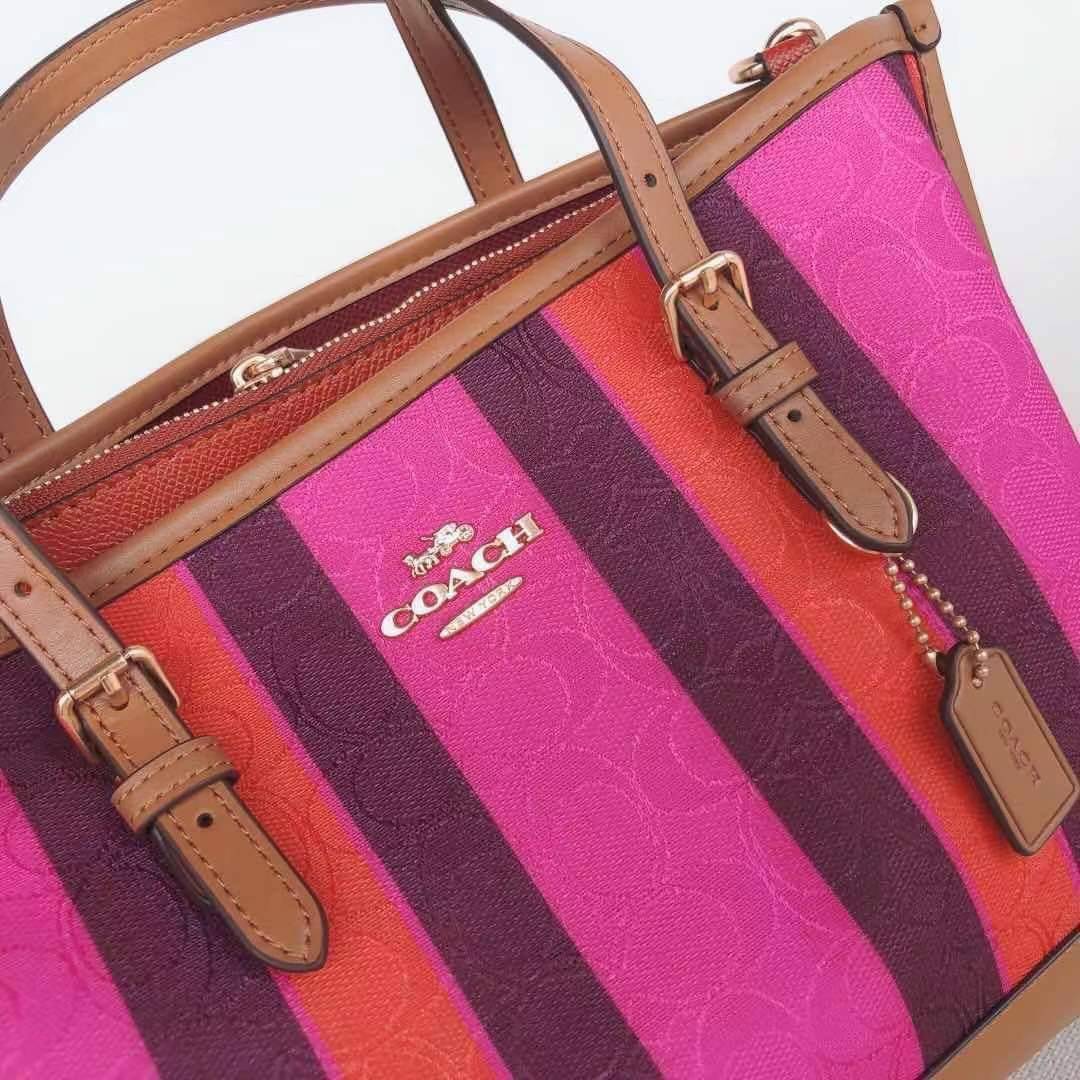 COACH C4086 MOLLIE TOTE 25 IN SIGNATURE JACQUARD WITH STRIPES แจกความสดใสด้วยลุคคัลเลอร์ฟูล กระเป๋าทรงโท้ท มินิไซส์ ตกแต่งลายเอกลักษณ์ถักทออยู่บนผ้า jacquard ตัดกับลายเส้นสีสันสวยงาม ลงตัวไม่ซ้ำใคร ภายในเป็นช่องโล่ง มีช่องซิปกลางใส่ของได้ ขนาดกำลังดีแบบใส