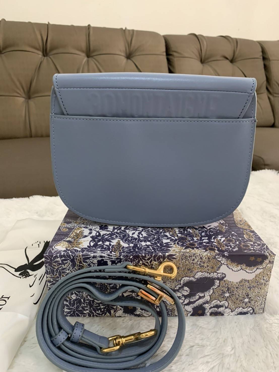 Dior Bobby Bag (GWP) พรีเมี่ยมกิ้ฟ Limited Edition วัสดุหนังแท้ Calfskin อะไหล่ทอง กระเป๋าหรูยอดฮิต ดีไซน์เป็นทรงโค้งเรียบหรูแบบโบฮีเมียนนิดๆ ด้านหน้าประดัลโลโก้ CD เด่นชัด ตอกย้ำความเป็นแบรนด์หรู Christian Dior แมทกับชุดได้ง่าย ใช้ได้ทุกวัน ทั้งสะพายไหล่