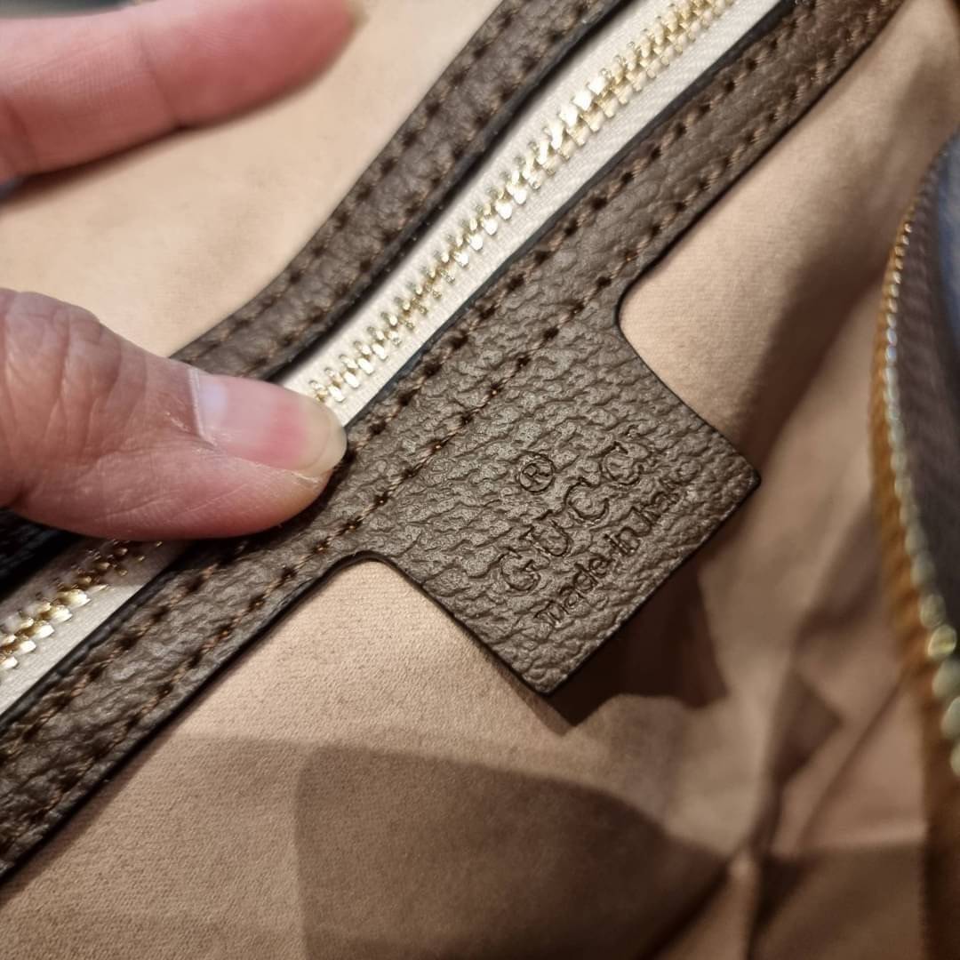 GC CLASSIC SATCHEL BAG กระเป๋าถือ/สะพายทรงโดม รุ่นหายาก สวยคลาสสิค แถมฟรี!! โบว์ผ้าลายแบรนด์ สำหรับตกแต่งหูกระเป๋า ผูกเป็นโบว์ หรือพันถนอมหูกระเป๋าก็เพิ่มดีเทลความหรูได้ วัสดุหนังแคนวาส ดีไซน์แถบคาดโดดเด่น เปิด-ปิดกระเป๋าด้วยซิป หัวซิปตัว G อะไหล่สีทอง เล