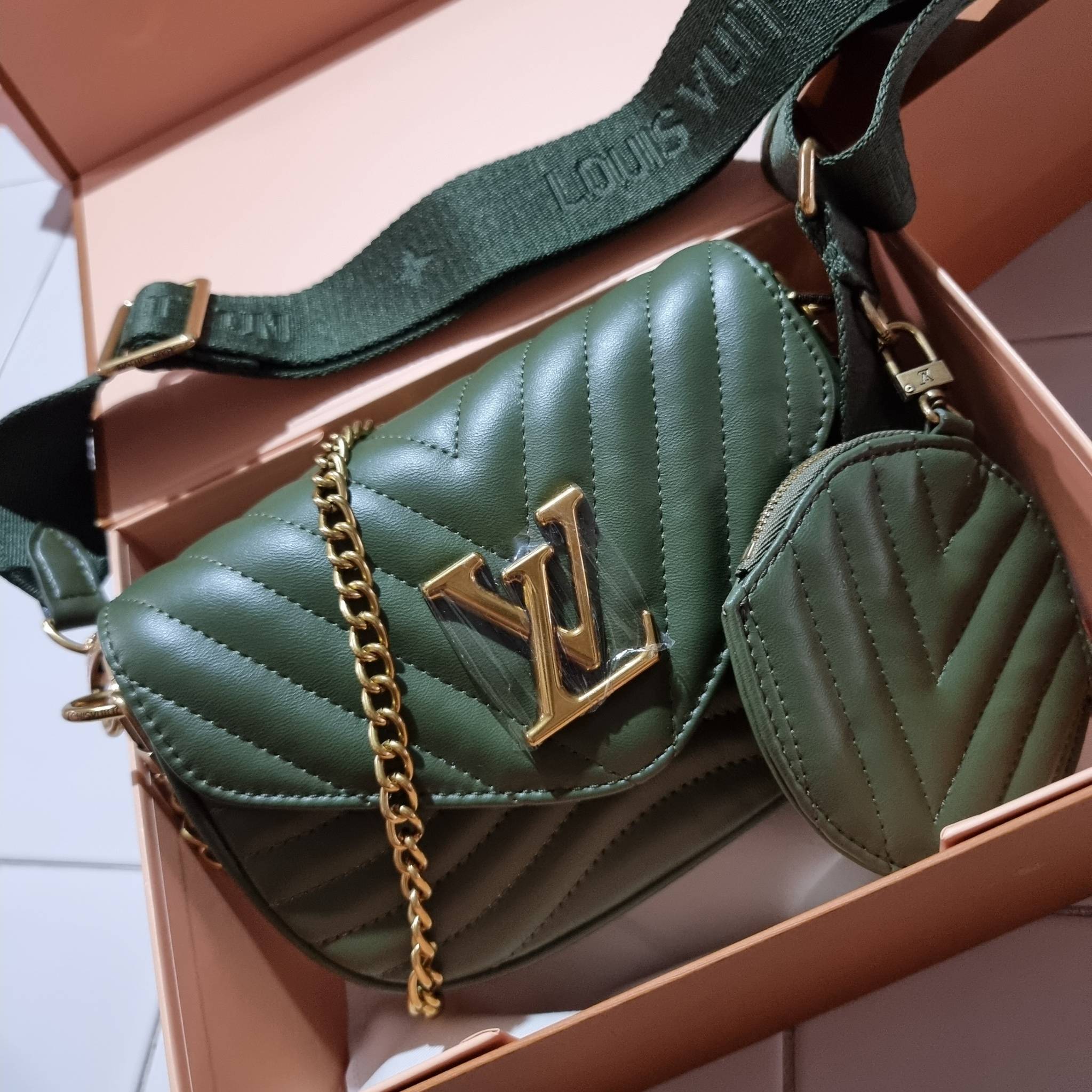 LV NEW WAVE CHAIN PM / New Wave Pochette Multi Bag กระเป๋าสะพายมัลติฟังก์ชั่น Set 2 ใบสวยคุ้มค่าน่าใช้ มาพร้อม box set ดีงาม ลูกเล่นคลาสสิคผสานความวินเทจ มีสายสะพายให้ 2 เส้น และกระเป๋าใบลูก เล็กน่ารัก ภายในเป็นช่องโล่ง แบ่งสัดส่วนมีช่องย่อย ใบนี้ปรับใช้ไ