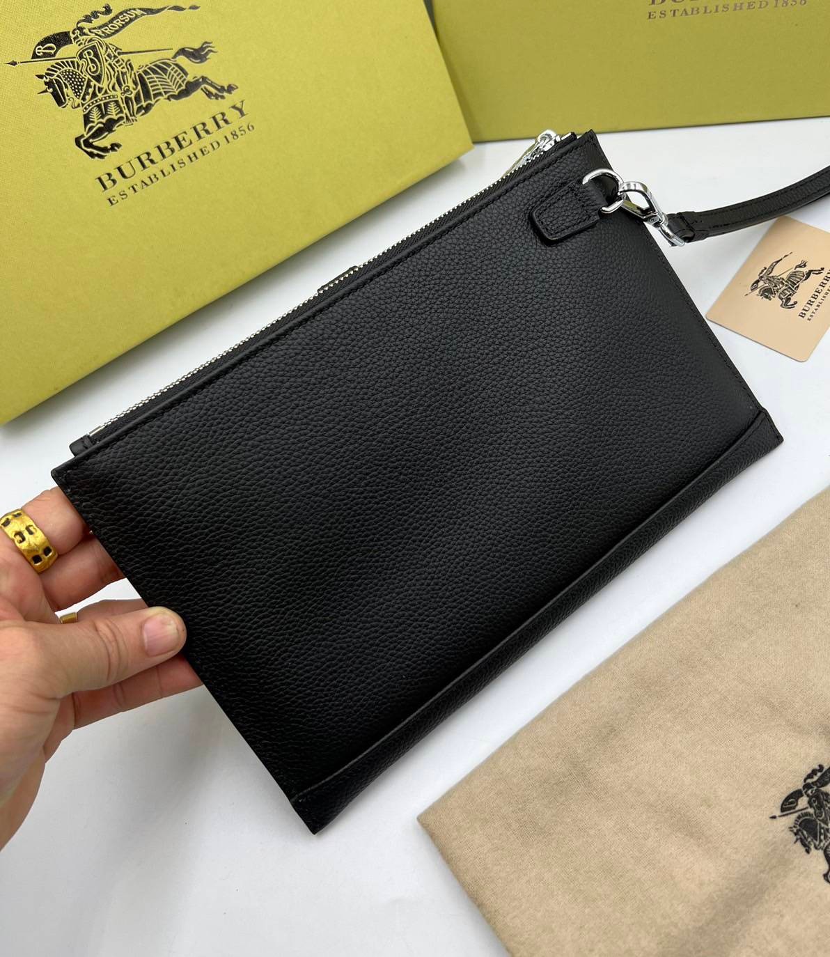 หนังแท้ BURBERRY CLUTCH BAG / BURBERRY Vintage Clutch กระเป๋าทรงคลัชท์ใช้ได้ทั้งหญิง/ชาย Unisex Clutch งานหนังแท้เกรดออริจินอล ภาพสินค้าถ่ายจากงานขายจริง ใช้งานต่างประเทศได้