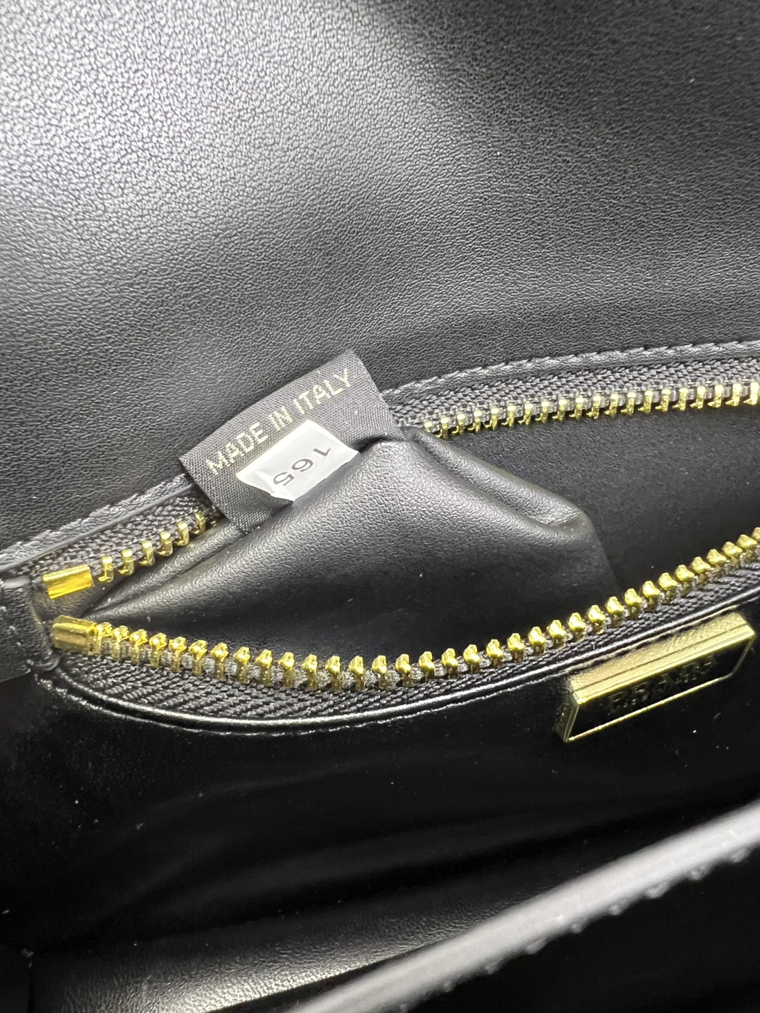 ORI หนังแท้ | 22cm Prada Soft Sound small leather shoulder bag with charms กระเป๋าสะพายทรงกล่อง รุ่นใหม่ล่าสุด มาแรงแบบเกินต้าน ด้วยดีไซน์เรียบ แต่มีกิมมิคเท่ห์ๆ ที่สายและพวงห้อยหลากสีสุดคิวท์