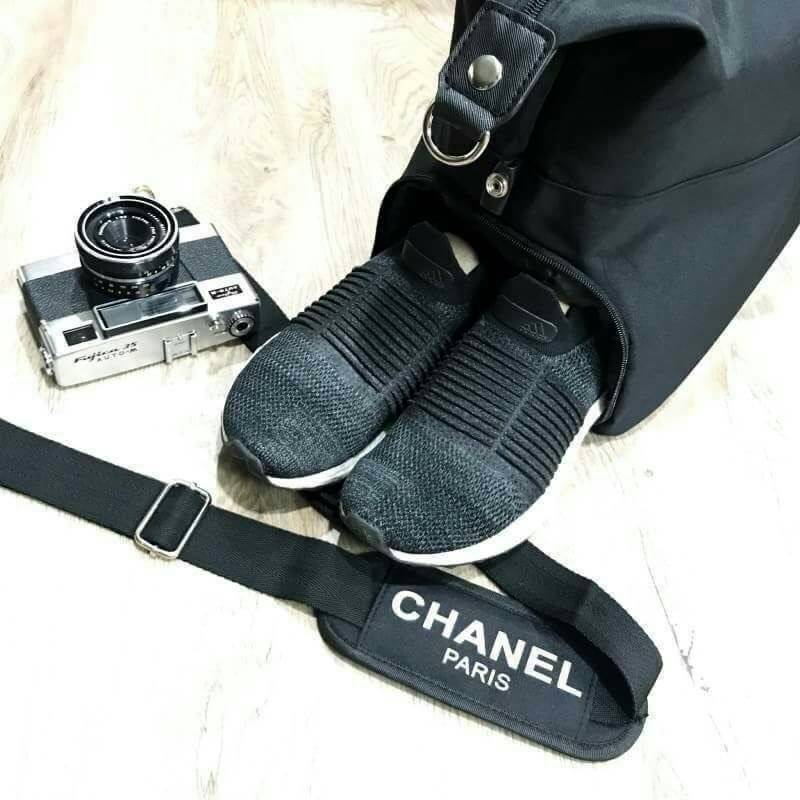 CHANEL VIP GIFT Large Travel Bag กระเป๋าเดินทาง Gift With Purchase รุ่น Limited Edition พรีเมี่ยมกิ๊ฟของเเท้จาก Chanel Perfumes Counter วัสดุ NYLON เนื้อหนาสีดำสกรีนโลโก้ด้านหน้า เปิดปิดด้วยซิป หัวซิปแบรนด์ ใบใหญ่จุใจ พิเศษ! มีช่องใส่รองเท้าด้านข้างแยกเป็