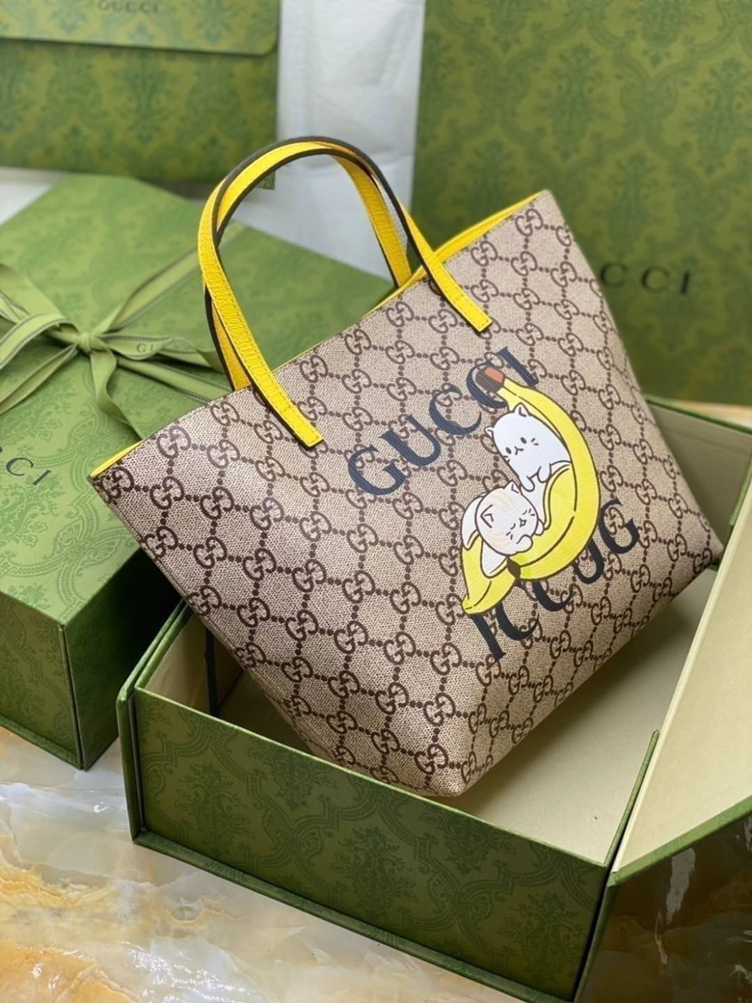 (รวมแบบ) หนังแท้ GUCCI Animal-Friendly Gucci Kid GG Supreme Tote Bag ลายใหม่น่ารักมากเลยค่าา งานหนังแท้ทรงตั้งสวย ขนาดกะทัดรัด จุของได้เยอะ ใช้ได้ทั้งเด็กและผู้ใหญ่ น่ารักมากค่ะ