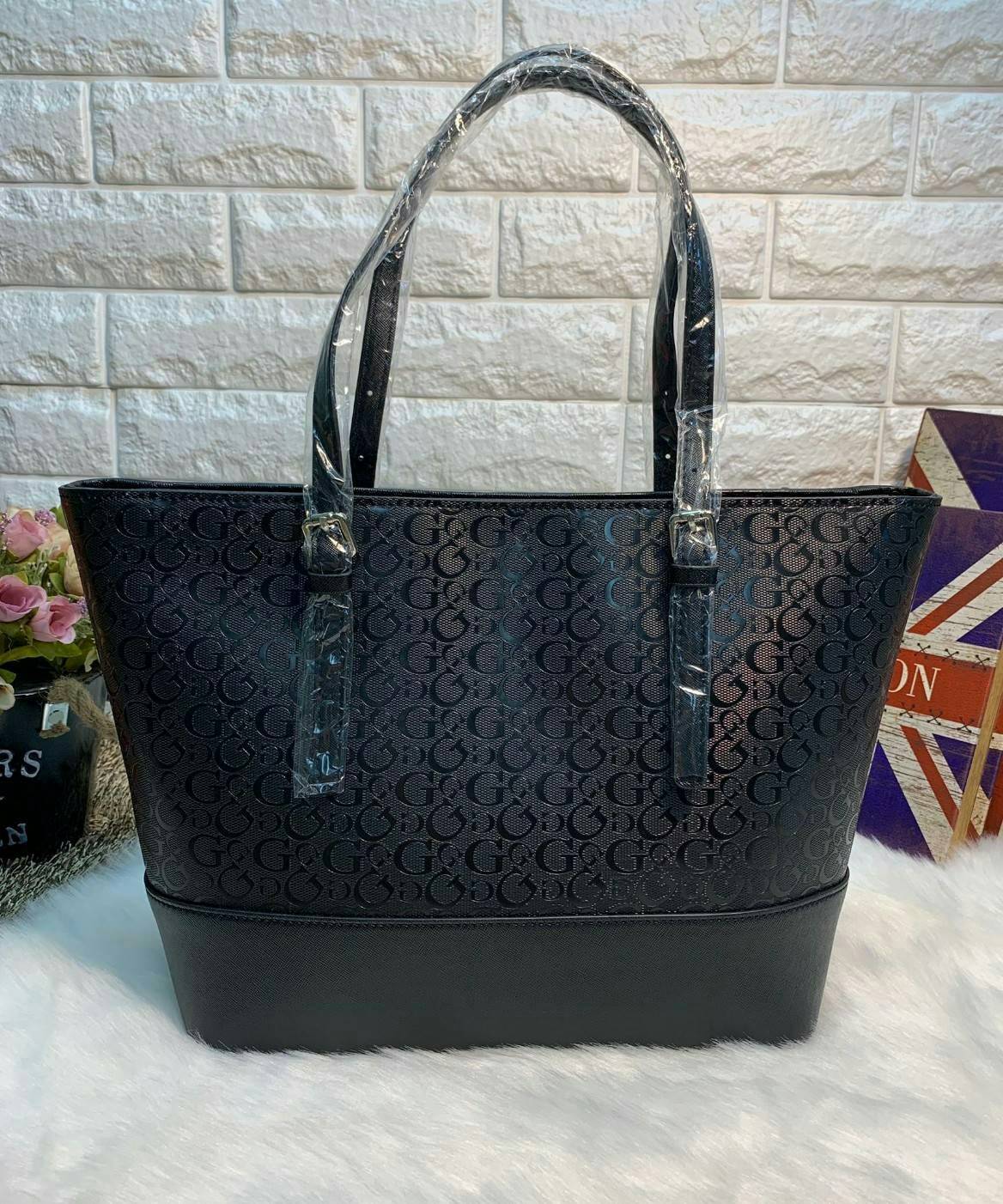 GUESS WOMEN LARGE TOTE BAG กระเป๋าถือ//สะพายไหล่ ทรง Tote ตัวกระเป๋าลายแบรนด์ทั้งใบ ผสมหนังซาฟเฟียโน่ตรงขอบล่างกระเป๋าค่ะ ด้านหน้าห้อยอะไหล่แบรนด์มาให้ เปิดปิดกระเป๋าแบบซิป ภายในโล่ง กว้าง ใส่ของได้จุค่ะ มีช่องซิปและช่องเล็กใส่ของจุกจิกนะค่ะ หูหิ้วสามารถป