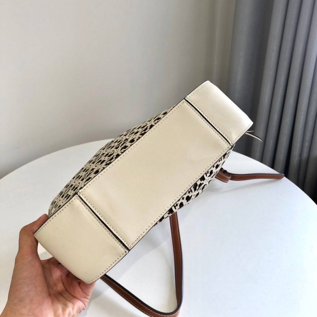 TORY BURCH T MONOGRAM LASER-CUT BELL BAG / TORY TOTE BAG ใจบางที่สุดกับคอลเลคชั่นนี้ กับกระเป๋าสะพายทรงโท้ท งานตามหาและหายาก รุ่นชูโรงสุดฮิต ที่เพิ่มดีเทลความแพงด้วยการฉลุลวดลายโมโนแกรมรอบใบ