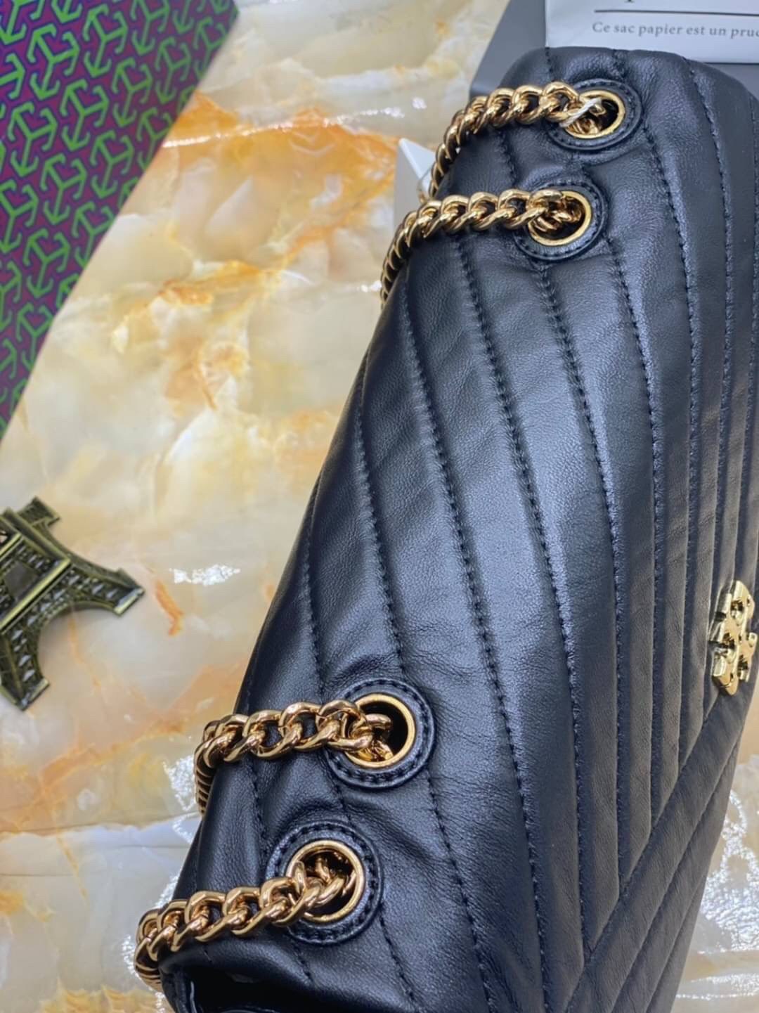 Large : Tory Burch Kira Chevron Quilted Convertible Leather Crossbody Bag เป็นกระเป๋าที่ใช้ในการออกงานสำคัญหรือวันที่มีปาร์ตี้สังสรรค์ คุณควรเลือกใช้กระเป๋าที่มีดีไซน์สะดุดตา เพราะจะช่วยยกระดับและเพิ่มเสน่ห์ให้กับตัวคุณเองมากยิ่งขึ้น หากเป็นงานทางการ เช่น