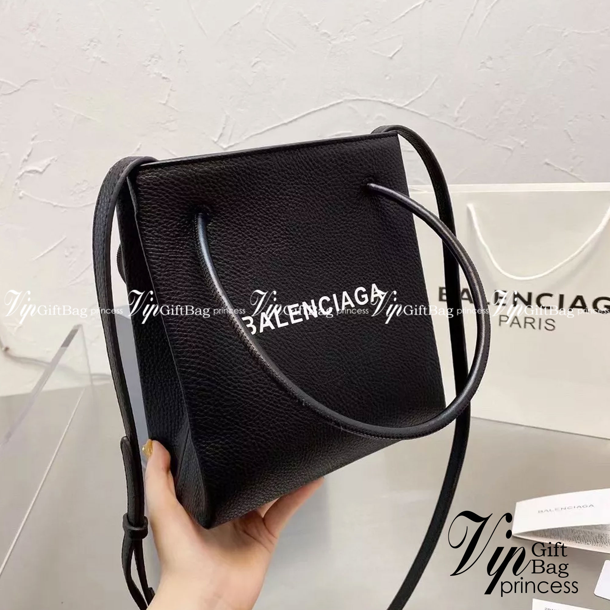 BALENCIAGA Shopping Tote Bag กระเป๋าทรงช็อปปิ้งทรงโท้ท ภายในโล่งๆไปเลย ใส่ของได้สบายๆ จุใจแบบเน้นๆ มาพร้อมสายสะพายครอสบอดี้จะคล้อง จะสะพายข้าง ก็สวยเลิศ ราคานี้คือคุ้มที่สุด ต้องมีแล้วจ้าไอเท็มเด็ดแบบนี้