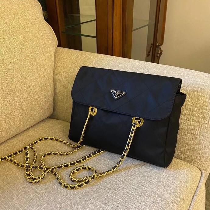 พรีเมี่ยมกิ๊ฟแท้ 100% 】PRADA Nylon Bag Premium gift กระเป๋าถือหรือสะพายพรีเมี่ยม อะไหล่ทองหรูหรา วัสดุ Nylon กันน้ำ น้ำหนักเบา จุของได้เยอะ ทรงสวย ซับในผ้าบุลายแบรนด์อย่างดี