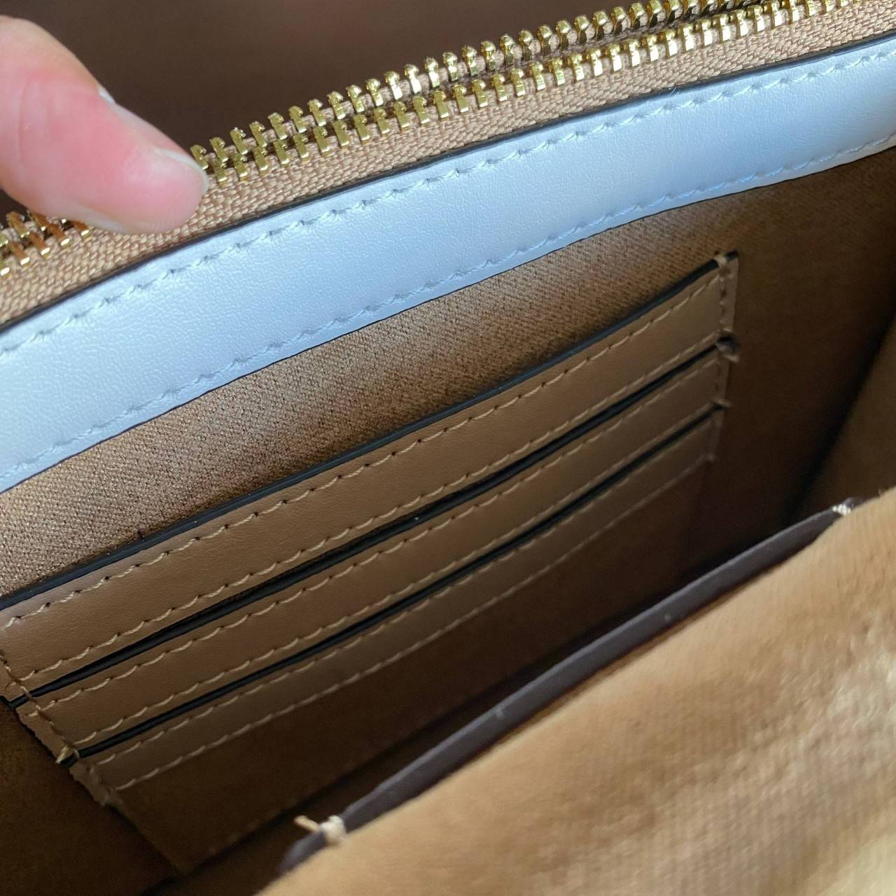 COACH C5592 MINI BRYNN CROSSBODY IN SIGNATURE CANVAS กระเป๋าถือ กระเป๋าสะพาย ไซร์มินิ ลุคคุณหนูสุดเก๋ จะถือเป็นครัชหรือสะพายเป็นครอสบอดี้สุดชิลๆได้หมด วัสดุหนังแคนวาสคุณภาพ ตกแต่งดีเทลหรูด้วยหนังแท้ อะไหล่สีทอง งานสวย เปิด-ปิด ด้วยตัวกด-ล๊อคแบบอัตโนมัติ ด