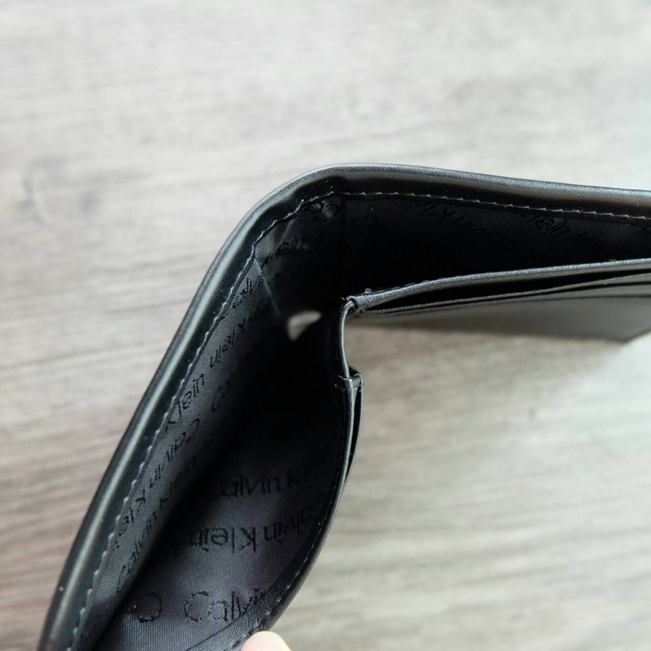 Calvin Klein Short Wallet กระเป๋าสตางค์ใบสั้น ด้านหน้ามีโลโก้แบรนด์ และตกแต่ง ด้วยหมุดโลหะเงิน ภายในมีช่องใส่ธนบัตร ช่องใส่บัตรหลาย ช่อง และช่องใส่รูป จะมอบเป็นของขวัญหรือใช้เองก็แนะนำค่ะ