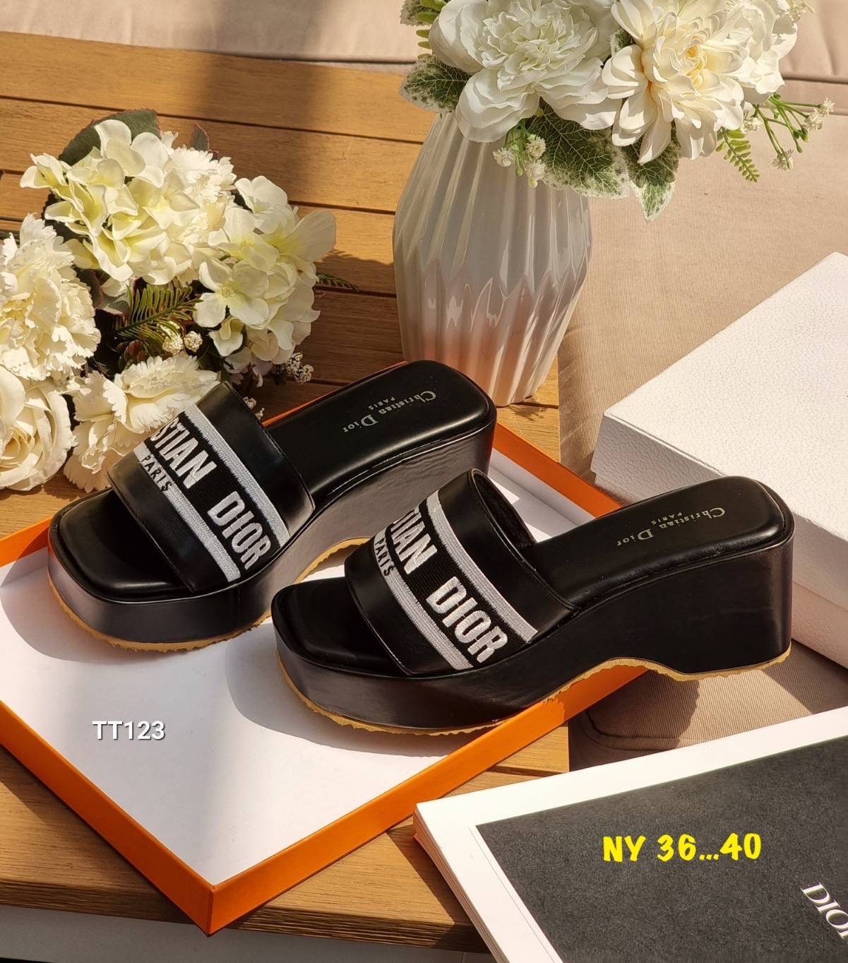 พร้อมส่ง Dior Sandals รองเท้าแตะดิออ รองเท้าทรงเตารีดดิออ งานคัดเกรดคุณภาพทอละเอียด ปั้มแบรนด์ พื้นยางกันลื่นอย่างดี กระชับเท้า ใส่สบายเดินได้นาน ไม่เจ็บไม่บีบเท้า สวยเกินราคา ภาพถ่ายจากงานจริง สวยตรงปกค่ะ
