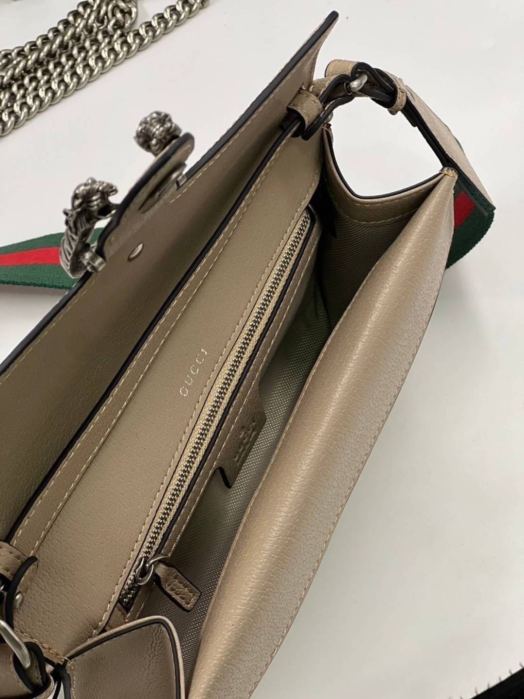 GUCCI Dionysus GG small shoulder bag ฮอตสุดไม่มีใครเกิน รุ่นใหม่ล่าสุดพร้อมสายสะพายสปอร์ต กับกระเป๋าสะพายรุ่นที่สาวๆต้องไม่พลาด!! ดึงดูดและสะกดสายตาด้วยอะไหล่ดีเทลหรู ทนทาน ดูแลรักษาง่าย ภายในสวยงาม และแบ่งสัดส่วนลงตัวมากๆ ใส่ของสำคัญได้สบาย พร้อมเสิร์ฟให