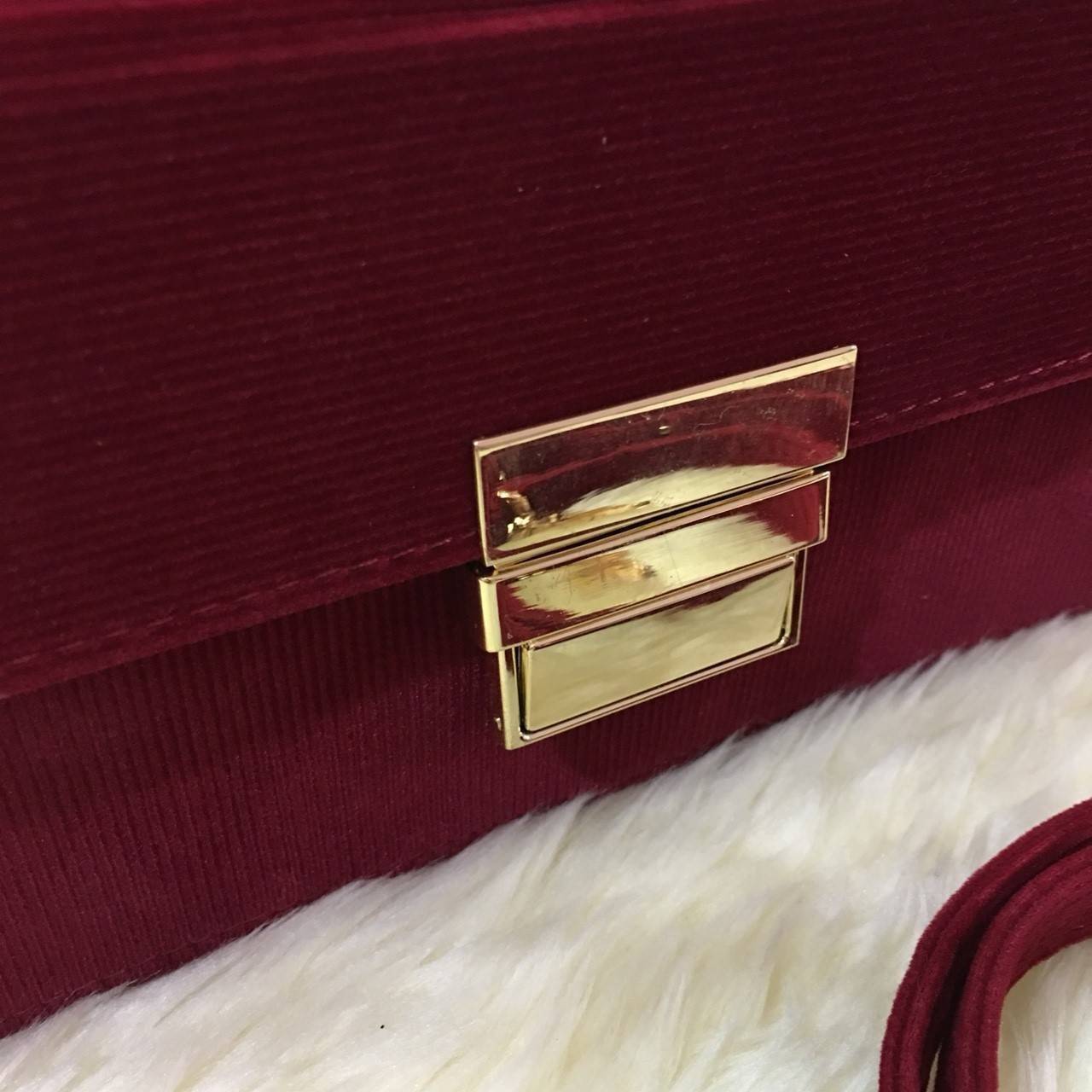 Zara rigid corduroy minaudière 2017 กระเป๋าทรงกล่องมาด้วย top ผ้าลูกฟูกเท่ๆ อะไหล่สีทอง ด้านหน้าตัวล็อค แบบสวมปุ่มล็อค หูพับลงได้ สายสะพายถอดและปรับระดับได้ ด้านในช่องโล่ง สามารถใส่ กระเป๋าเงิน มือถือจุกจิกได้พอสมควร น้ำหนักเบามาก ดีไซน์ไม่เหมือนใครตามสไต