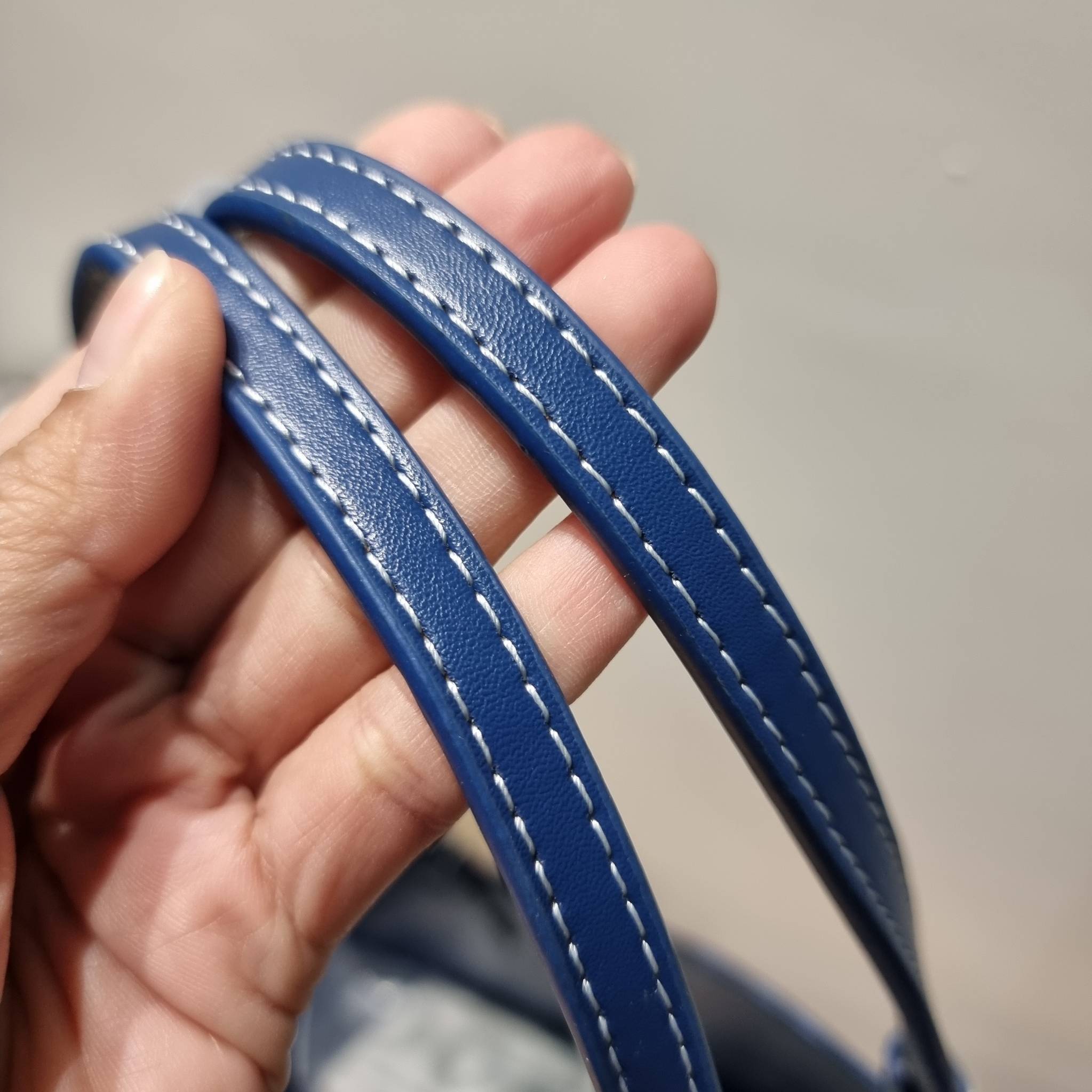 OYARD ANJOU REVERSIBLE TOTE ฮอตไอเท็ม กับกระเป๋าสะพายทรงโท้ท ใบใหญ่จุใจ!! มาครบสีขายดี เลิศทุกสี รูปทรงคลาสสิค ดีไซน์เป็นเอกลักษณ์ ใช้งานได้หลากหลาย สามารถกลับด้านใช้ได้แบบไม่มีเบื่อ วัสดุหนังแคนวาสพิมพ์ลายสวยคม