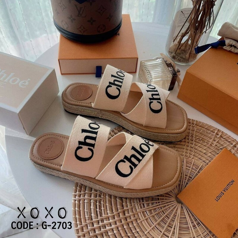 CHLOÉ LOGO SLIDE SANDEL ช่วงนี้ แบรนด์นี้เค้าอินมากคะ แอดบอกไว้เลยไม่มีไม่ได้แล้ว งานสวม ใส่สบาย วัสดุผ้าแคนวาส ตีแบรนด์ไค้วครอสเอ็กซ์ ส้นเสมอ มีส้นเล็กน้อย กำลังใส่สบายไม่เขย่ง น้ำหนักเบา