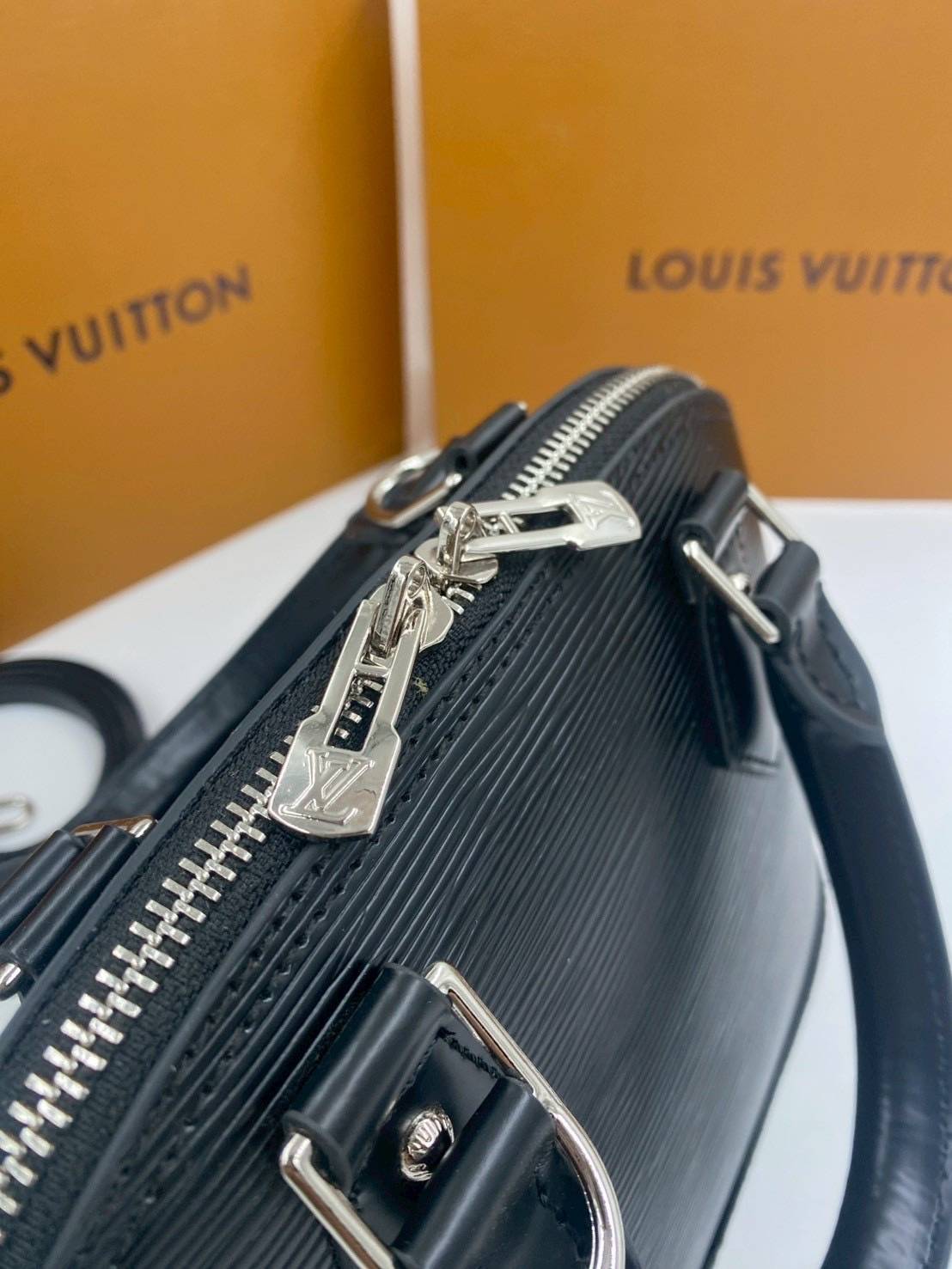 RI หนังแท้ | LV Alma BB bag handbag Epi grained leather กระเป๋าสะพาย/กระเป๋าถือ คลาสสิกเหนือกาลเวลา หนัง Epi มีลวดลายเฉพาะและสีสวยงามทั้งใบ