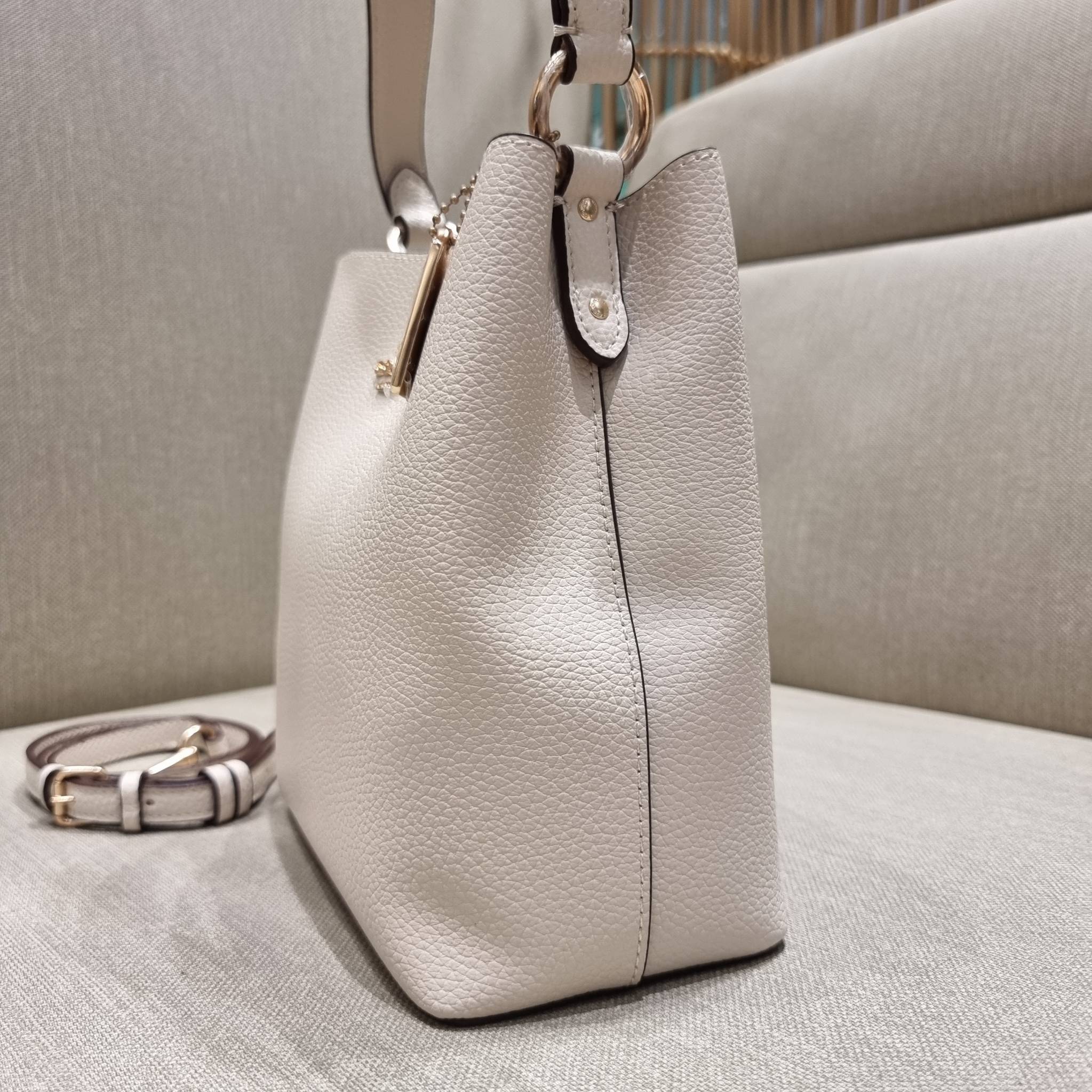 COACH 1011 SMALL TOWN BUCKET BAG รุ่นยอดนิยมใบเล็ก กระเป๋าทรงบัคเก็ต สีคลาสสิคเรียบหรู ตัดกับโลโก้สีทองดูโดดเด่น วัสดุหนัง pepble สวยคมทุกมุมจริงๆ!! เปิด-ปิดด้วยกระดุมแม่เหล็กทั้ง 2 ฝั่ง ภายในเป็นช่องโล่ง มาพร้อมสายสะพายปรับได้ตามตัว ขนาดใบนี้กำลังสวย สะพ