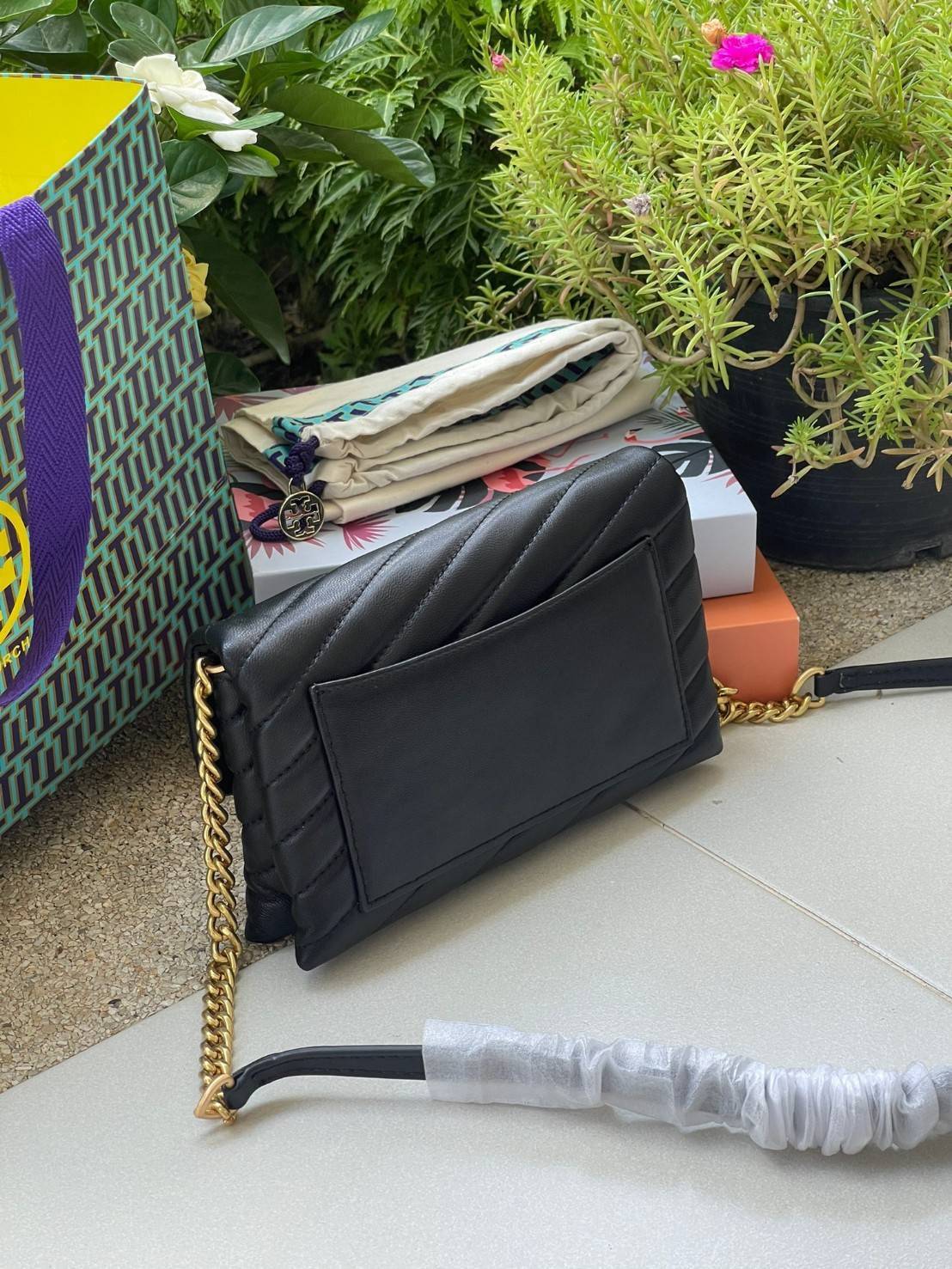 ของแท้ 💯% 】Tory Burch Kira Chevron Chain Wallet Bag เน้นความเรียบหรูดูแพง ต้องยกให้รุ่นนี้ ซึ่งมีขนาดกะทัดรัด ให้ลุคสาวมั่น Active ดูทะมัดทะแมง เหมาะสะพายในวันลำลอง และด้วยความที่เป็นแบรนด์ของทอรี่