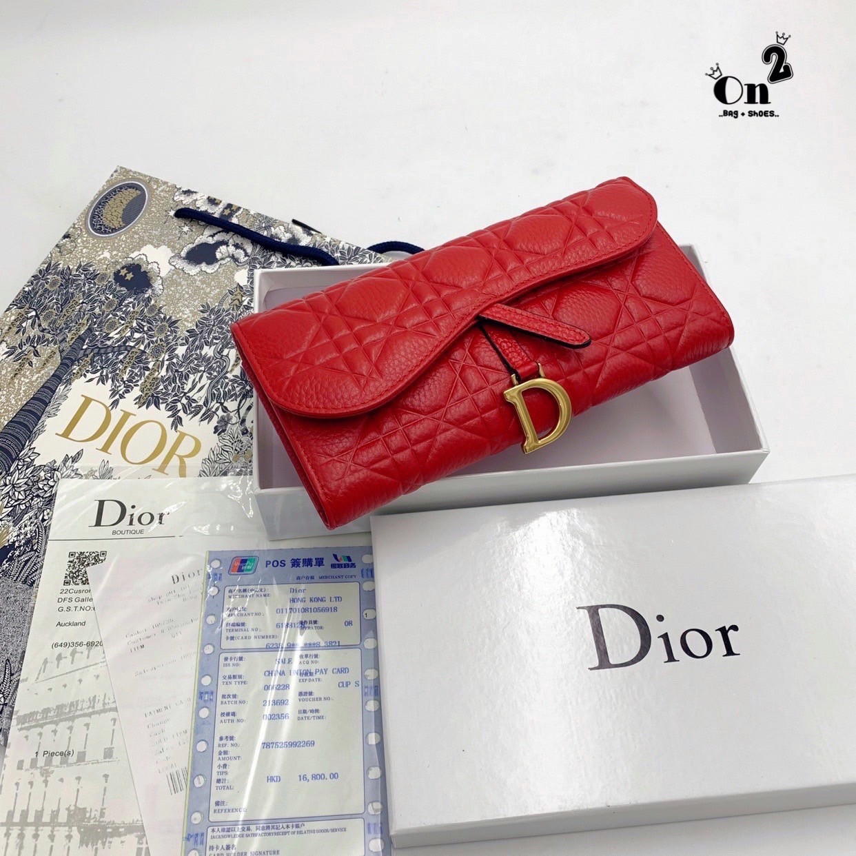 Dior Long Wallet กระเป๋าสตางค์ใบยาว เปิดหน้าทรงเคิร์ป สวยหรู งานหนังนิ่มฟู มาพร้อมอะไหล่สีทองหรูหรา ด้านในมี 3 ช่องใช้งาน งานจริงคือสวยมาก มาให้สาวๆเลือกใช้กัน 3 โทนสี ราคาดีย์มากกน้าาา