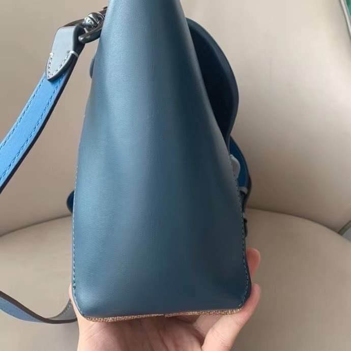 COACH COURIER CARRYALL 23 IN COLORBLOCK SIGNATURE CANVAS พร้อมส่ง 7 แบบ พร้อมส่ง ลุคดูไฮสุดๆค่ะ! กระเป๋าสะพายหนังหรูหราและคลาสสิค หนังแท้ชั้นดีที่สุด น้ำหนักเบา หนังสวยมากก สัมผัสแล้วหลงรักแน่นอนจ้าา😘