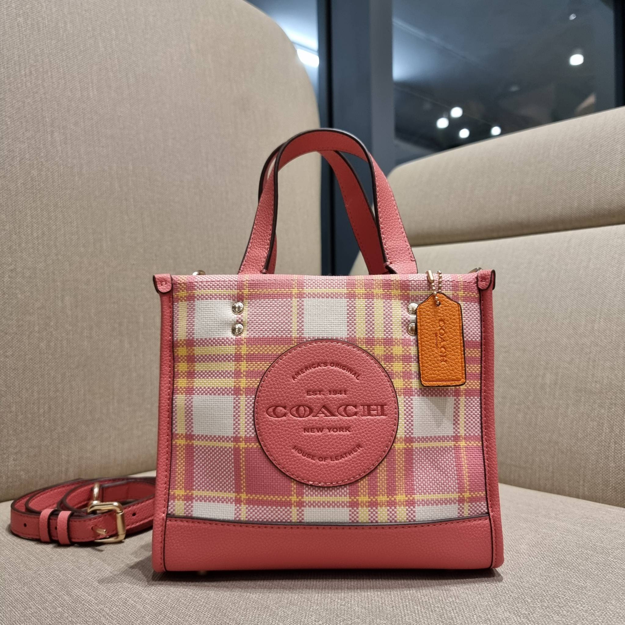 COACH C8198 DEMPSEY TOTE 22 WITH GARDEN PLAID PRINT AND COACH PATCH คอลใหม่สุดคิ้วท์ หวานๆใสๆ น่ารักชะมัด!! ดีไซน์ลายสก็อต เหมาะกับฟีลลิ่งปิคนิคเป็นที่สุด กระเป๋าทรงโท้ท ไซส์กำลังสวย ฟังก์ชั่นการใช้งานก็สะดวกที่สุด มีทั้งสายคล้องในตัว และสายครอสบอดี้ วัสด