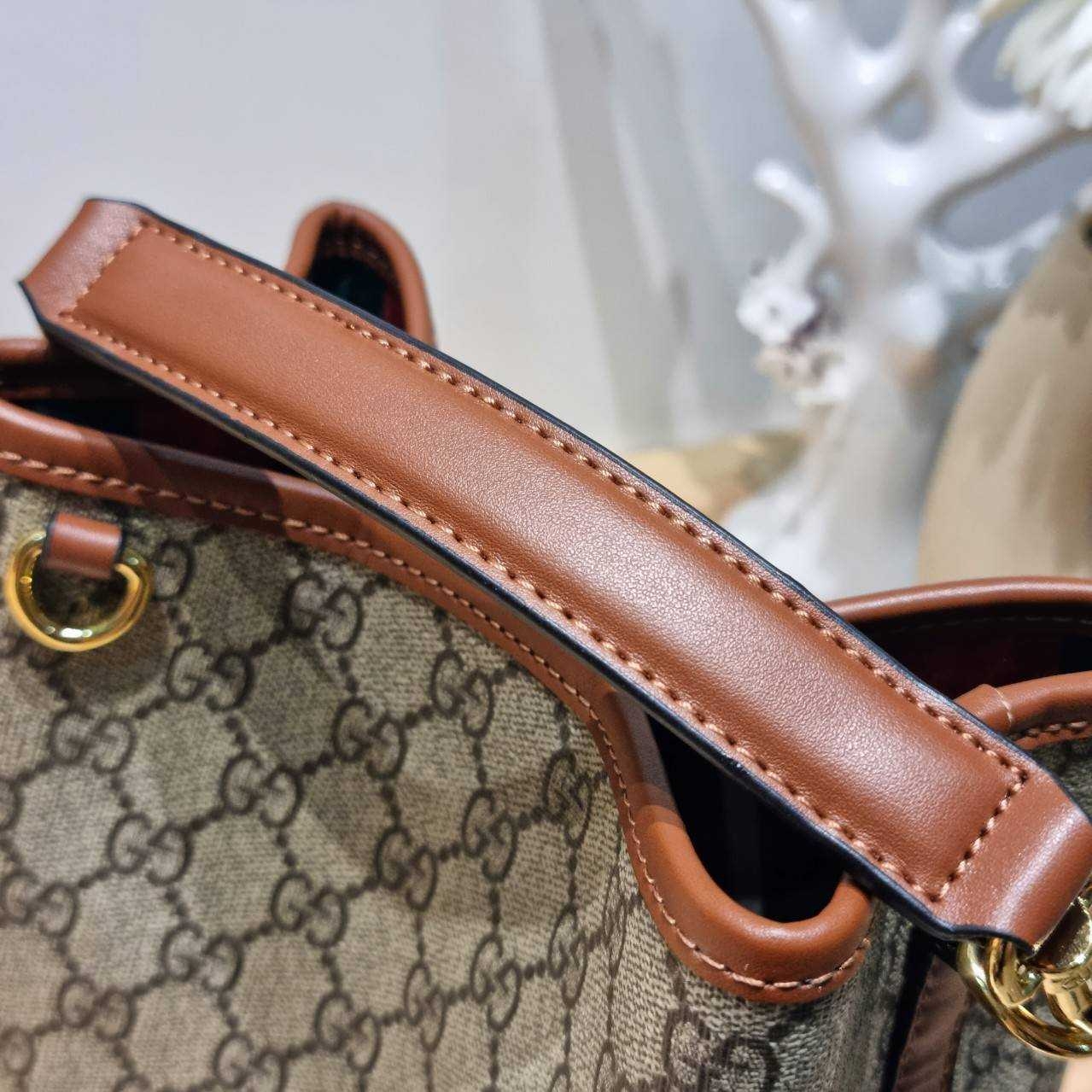 GUCCI GG Emblem mini bucket bag ดีไซน์คลาสสิคคงความเอกลักษณ์ กับรูปแบบใหม่กระเป๋าถือ/สะพายทรงบัคเก็ต ขนาดกำลังน่าใช้มากๆ