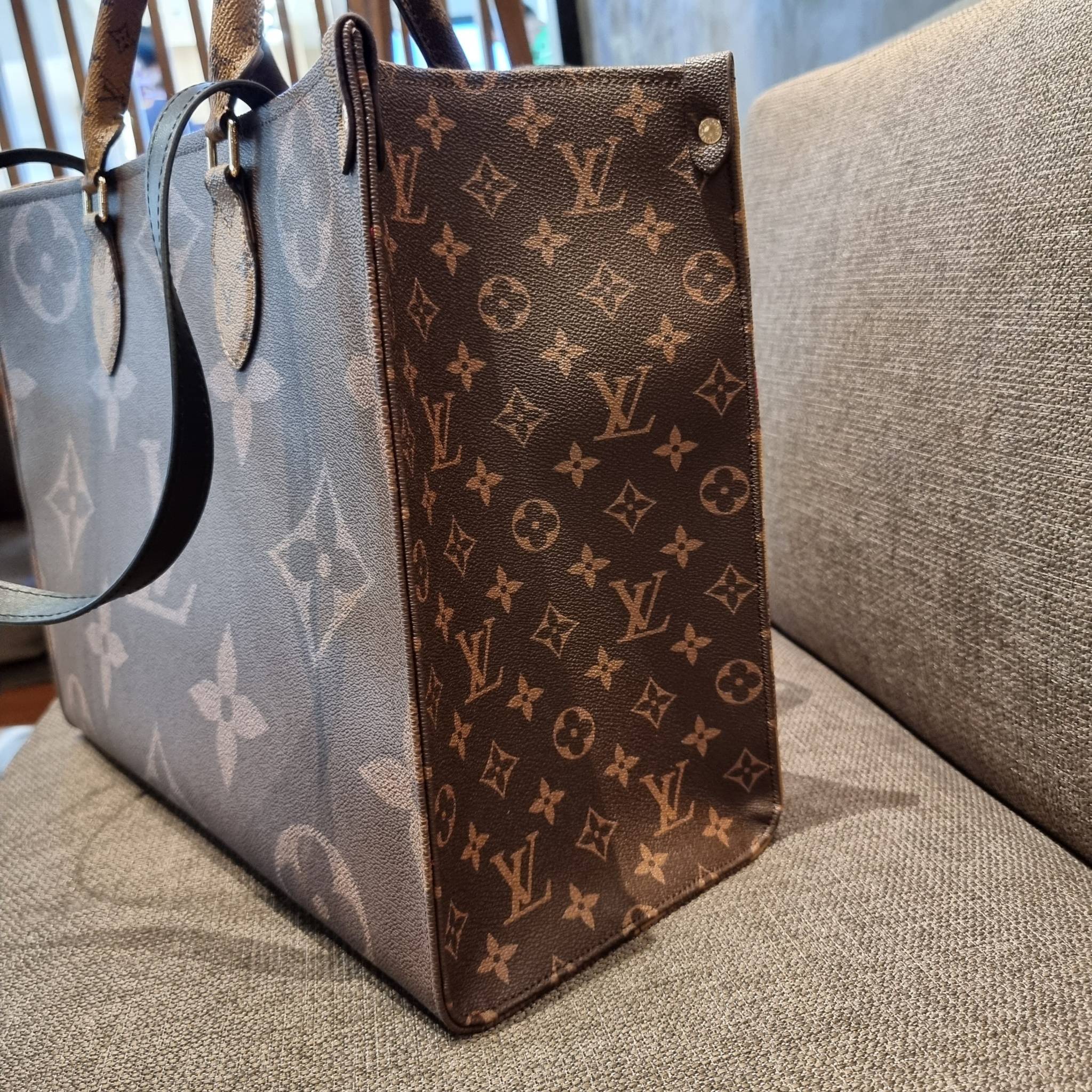 LV crossbody tote bag 10" 16" สเปเชี่ยล gift box set ในราคาที่แสนดี น่าคบหา!! สุดคุ้มและสวยที่สุดยันกล่อง!! ได้ไปยังไงต้องร้องว้าว!! กระเป๋าทรงโท้ทที่สาวๆตามหา ดีไซน์คลาสสิค ผู้ดี หรูหรา โทนสีใช้งานง่าย ได้ทุกลุค ทุกสไตล์ วัสดุหนังแคนวาสคุณภาพ ม