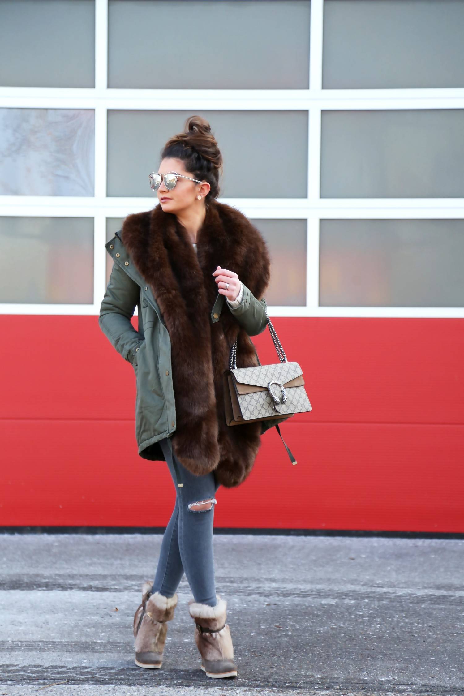 Gucci Small Dionysus GG Shoulder Bag ฮอตสุดไม่มีใครเกิน สวยจริงไม่ทิพย์!! GC CROSSBODY BAG WITH GWP สุดคุ้มจาก duty free กับกระเป๋าสะพายรุ่นที่สาวๆต้องไม่พลาด!! ดึงดูดและสะกดสายตาด้วยอะไหล่ดีเทลหรูรูปหัวสิงโต วัสดุหนังแคนวาส ทนทาน ดูแลรักษาง่าย เปิด-ปิดด้