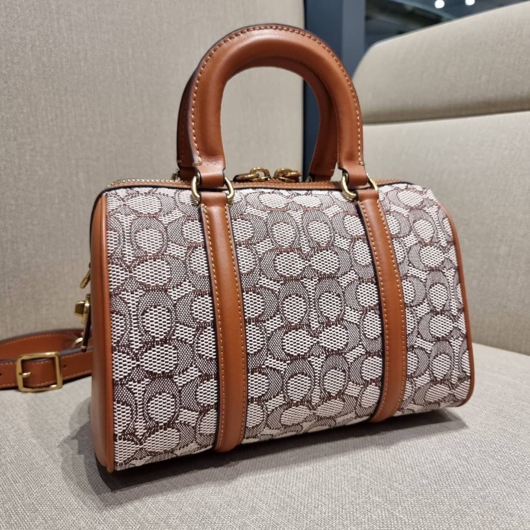 COACH C8529 RUBY SATCHEL 25 IN SIGNATURE TEXTILE JACQUARD ใหม่ก่อนใคร ไม่ต้องรอพรี! กับกระเป๋าทรงหมอนดีไซน์ใหม่ ใบใหญ่ แต่น้ำหนักเบา ด้วยวัสดุผ้า jacquard ถักทอลายซีเอกลักษณ์ ตัดสลับหนังแท้ เพิ่มดีเทลความหรู มาพร้อมหูจับในตัว และสายสะพายครอสสีเข้ากับตัวกร