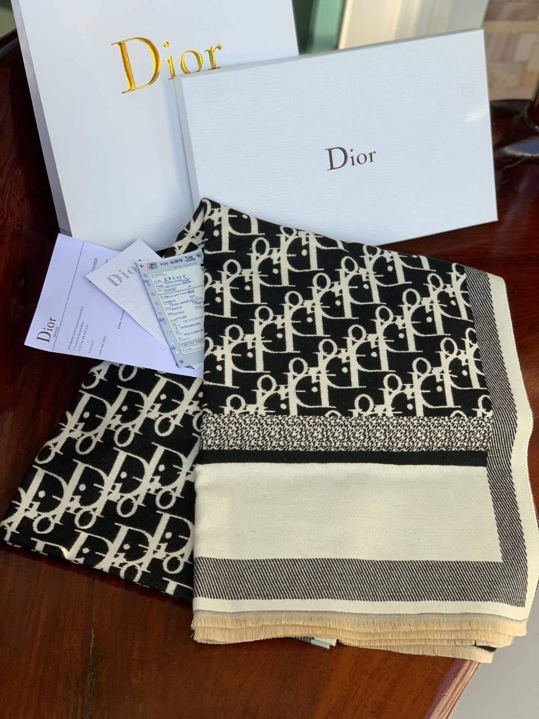 CHRISTIEN DIOR PARIS VINTAGE SILK SCARF สุดเอ็คเซ็คคลูทีฟกับแบรนด์ดังจากปารีส ด้วยงานพรีเมี่ยมกิ้ฟ ส่งมอบความรู้สึกดีๆให้กับคนที่คุณรัก ในรูปแบบผ้าพันคอและผ้าคุมไหล่ผืนใหญ่ให้ความอบอุ่น ถักทอด้วยผ้าcashmereลายวินเทจ มาพร้อมกล่องแบรนด์และถุงกระดาษกลายเป็นข