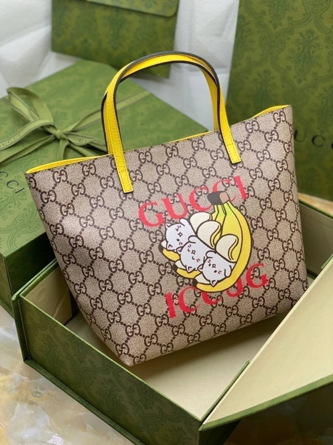 (รวมแบบ) หนังแท้ GUCCI Animal-Friendly Gucci Kid GG Supreme Tote Bag ลายใหม่น่ารักมากเลยค่าา งานหนังแท้ทรงตั้งสวย ขนาดกะทัดรัด จุของได้เยอะ ใช้ได้ทั้งเด็กและผู้ใหญ่ น่ารักมากค่ะ
