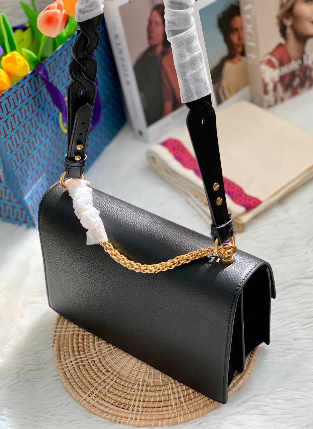 สวยจริงไม่จกตาจ้าา😘 TORY BURCH MILLER SHOULDER BAG BRAIDED STRAP LARGE ((81668)) พร้อมส่งที่ไทย! กระเป๋าหิ้วและสะพายไหล่ได้ในตัว หนังแท้ลายหนังสวยมากๆค่ะ ด้านหน้ามีอะไหล่โลโกแบรนด์ หรู สะพุดตาทีเดียว เปิดปิดกระเป๋าแบบฝาปิด ภายในมีช่องหลักใส่ของ2ช่