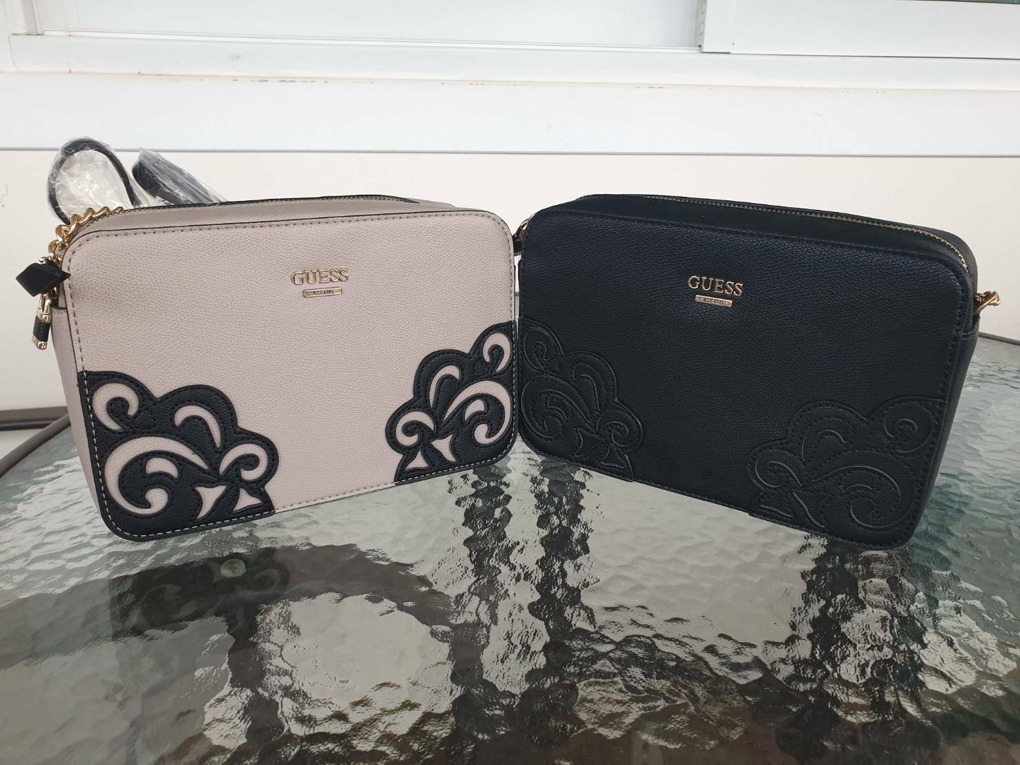 กระเป๋าสะพายข้าง guess ทรงสวย ด้านหน้าติดโลโก้แบรนด์ ลายสวยงาม สายยาวตัดแต่งโซ่และหนัง สามารถปรับความยาวได้ ตัวจับซิป มีกุญแจตีแบรนด์เพิ่มความโก้หรู ซิปเปิดง่าย ด้านในมีช่องซิป และช่องเสียบบัตร ติดโลโก้แบรนด์ บุผ้าแบรนด์ทั้งใบ สวย คุ้มราคา