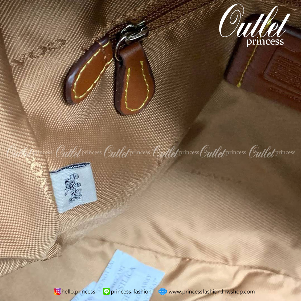 COACH LARGE SIGNATURE CAMPUS BACKPACK (32754) กระเป๋าสะพายหลังแบบมีหูหิ้ว หนังแท้อย่างดี หนังสมูทมากๆค่ะ พร้อมสีสุดคลาสสิค! ด้านหน้ามีช่องซิปขนาดกลางให้หนึ่งช่อง เปิดปิดช่องหลักแบบซิปคู่ ภายในกว้างมากๆค่ะ ใส่ได้เยอะทีเดียว มีช่องซิปและช่องเล็กใส่ของจุกจิก